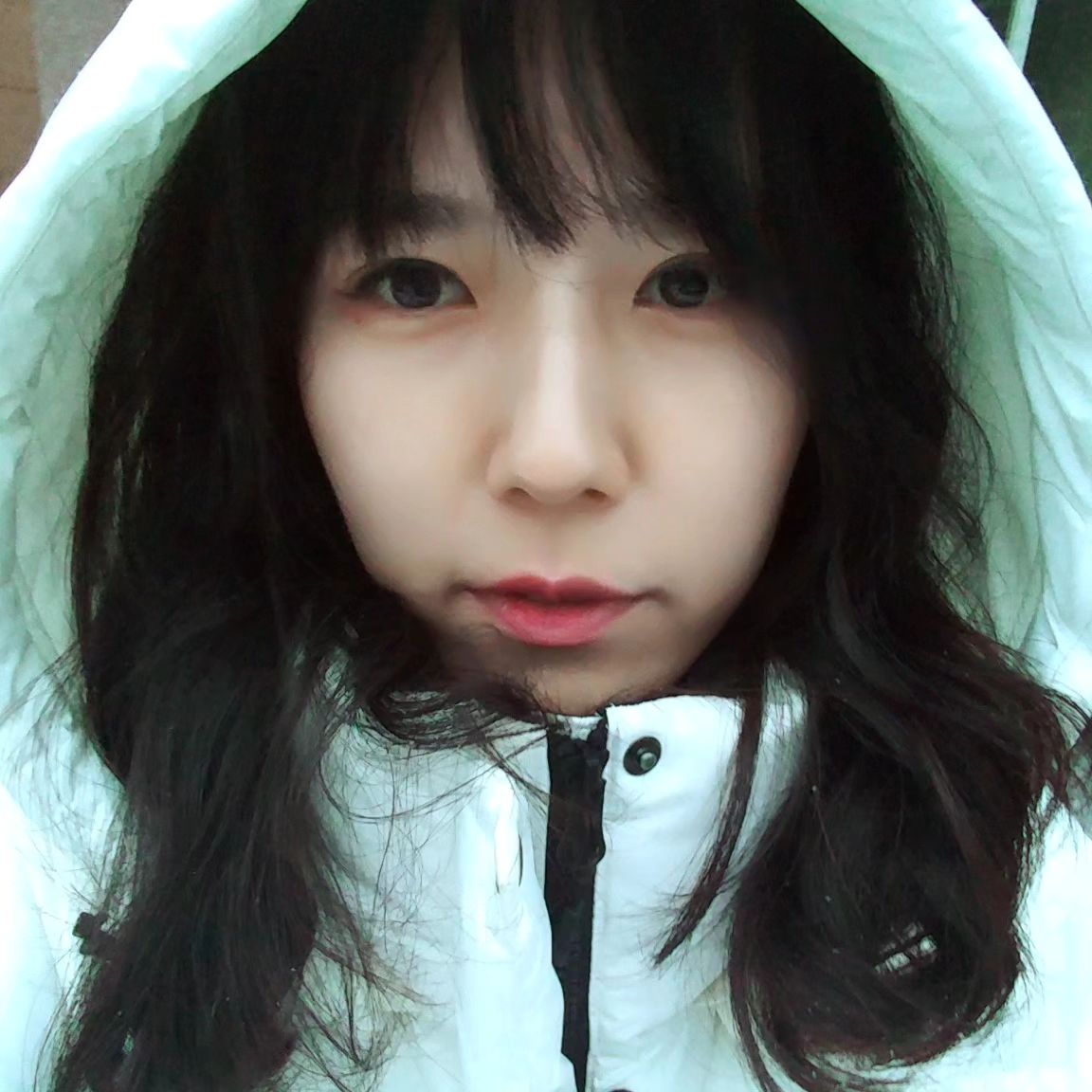 지이인짜 오랜만에 #빌드펌 
개인적으로는 스트레이트 스타일이 나에겐 베스트라 생각하지만 계절성 무시 못해(..)
너무 부스스한 잔머리도 조금 정리해주고 머리길이도 정리했다.
갑자기 중단발st
첫날인데 눈이 종일 날리고, 눈사람 만들기까지 1시간 넘게 해버리며 이튿날까지도 샴푸, 머리묶기 등등 외부 자극 절대 금지인 내 펌은 이렇게 눈 녹듯 사라지는가..ㅠㅠㅋㅋ
•••
#헤어스타일 #중단발 #중단발빌드펌 #머리한첫날 #눈이와 #눈사람만들기 #레이어드컷 #레이어드빌드펌 #selfie