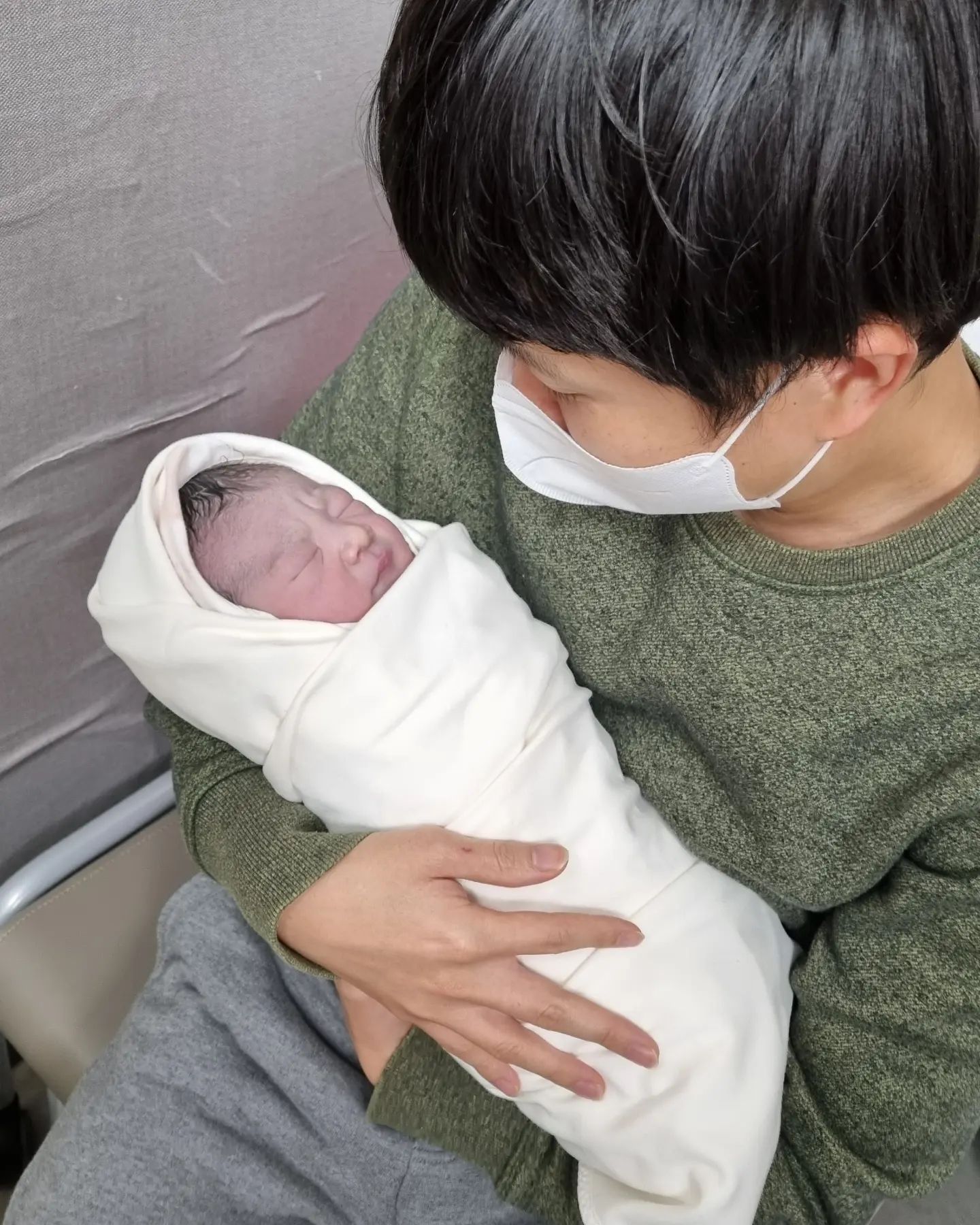 🐯+1일
2022.11.30

새벽 1시16분 호돌이 탄생!
토독거리는 소리에 양수터졌나 했더니 진짜 양수터진거였다ㅋㅋ
민하때는 양수터지고 우왕좌왕 난리도 아니였는데 역시 경력직은 달랐다
예정일까지도 안나오면 유도를해야하나 걱정많았는데 아빠 코로나격리끝나고 예정일 딱 맞춰나와줘서 고마워 호돌아♡

#🐯호돌이그램 #출산끝육아시작 #네가족👨‍👩‍👧‍👦
