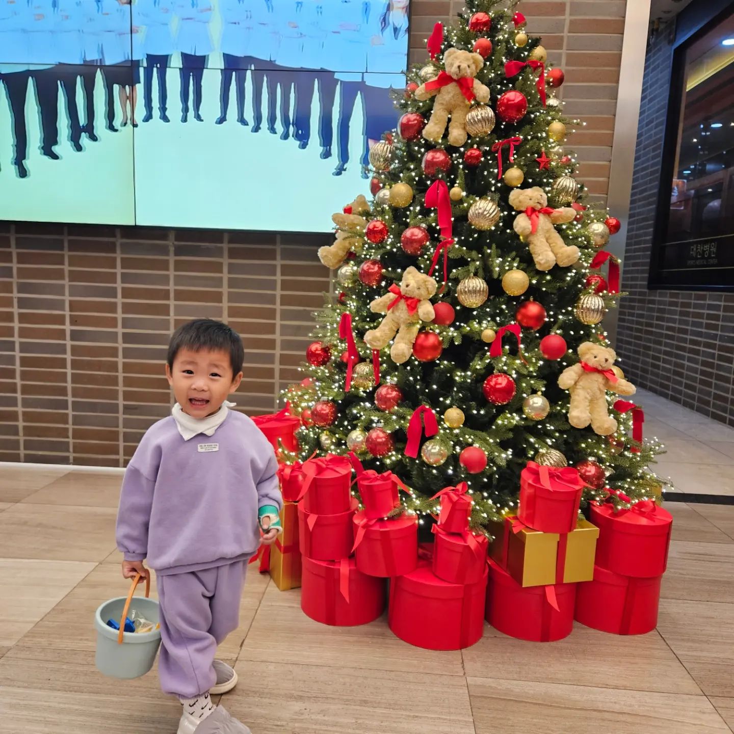 드디어 깁스 풀렀다!!!
병원서도 얌전하게 깁스푸르고^^
이제 샤워도 편하게 할수있넹 ㅎㅎ
고생했다~~ 아들램
#둘째 #아들그램 #육아일상 #육아소통 #육아맞팔