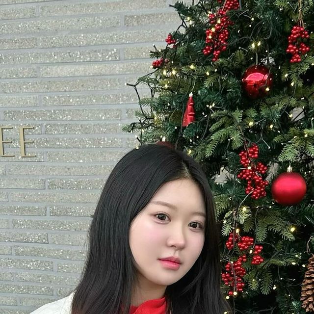 소현⠀̆̎ on Instagram: "#비바브라운 📍커브드 숏 스웨이드자켓 아이보리 겨울 자켓으로 딱 어울리는 아이템🤍 은은하게 광택감으로 고급스러운 무드가 느껴지는 자켓이에요! 어디에나 입