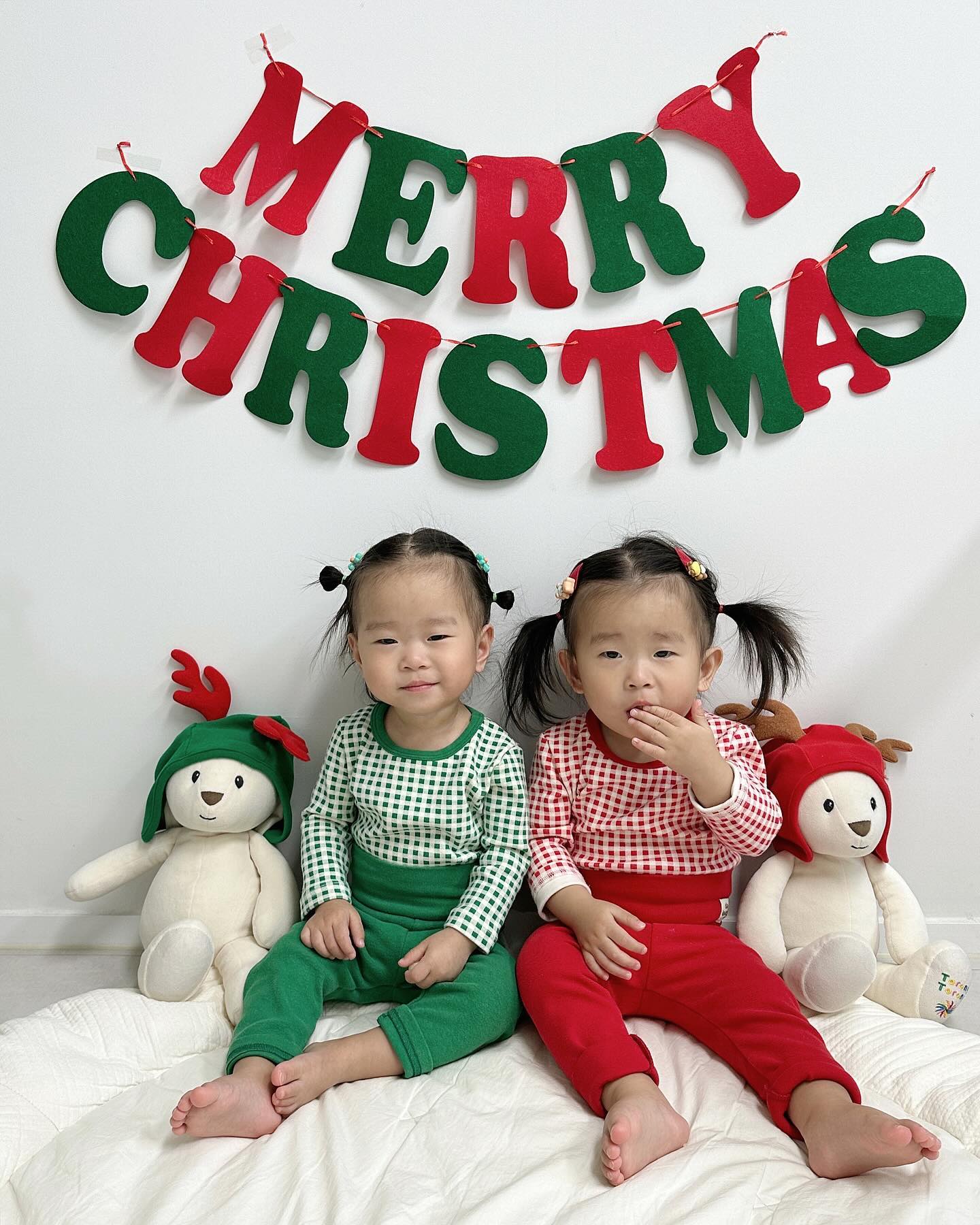 #제품제공
크리스마스 실내복은 12월 내내 입어줘야쥬 🎅🏻🎅🏻❤️💚

제가 맨날 입고 있는 애착잠옷 데이라운지 홈웨어 아시져…?!ㅋㅋ육아할 때 이거보다 이쁘고 편한 홈웨어가 없더라능,,,,,,🥹ㅎㅎㅎ아가 실내복도 출시되었다고 선물로 보내주셨는데 너모 귀엽고 지금 입히기 딱 좋더라구요 !☺️

아가옷도 역시나 원단이 부드럽고 짱짱하고 건조기 마구 돌려도 탄탄한 이 느낌 !! 유째는 워낙 날씬이지만, 통통이 아가들이 입으면 더 귀여울꺼에요👶🏻

✔️유채 키는 76센치 정도이고 ,
유이는 9kg대 90size, 채이는 8kg대 80size 착용했어요.

➡️ 12월엔 크리스마스 실내복하세욥 ! 🎄(daylounge_homewear) 
~12/31일까지 데라베베 오픈세일로 할인된 금액으로 구매할 수 있대요 !!

#데이라운지 #데라베베 #바디슈트 #상하세트 #아기내복 #아동복 #크리스마스룩 #트윈룩 #자매룩 #형제룩 #아기겨울옷 #아기실내복 #크리스마스실내복