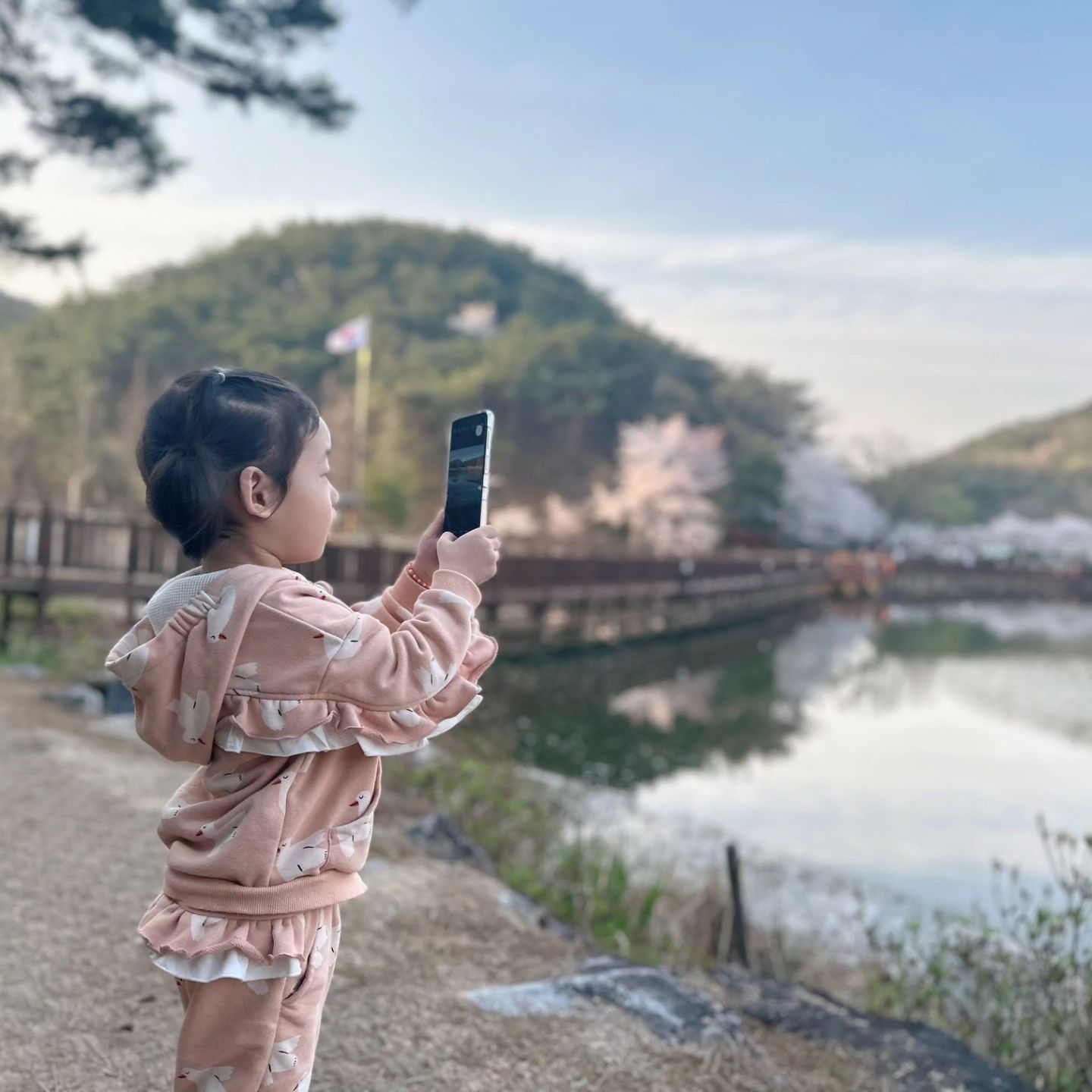 #벚꽃엔딩🌸
⠀
엄마폰은 늘 사진이 오조오억만개 📸
⠀
오빠와 서로 마주보고 찍어주기
그모습을 아빠가 또 찍어주기❤️
⠀
아들이찍어준 엄빠사진 (여보눈떠)
세월을 이길수없구나
이래서 사진을 안찍지 (절레절레) 
우리 곱게만 늙어가자 여보
⠀
⠀
#우리가족사랑해
#2024의봄
⠀
⠀