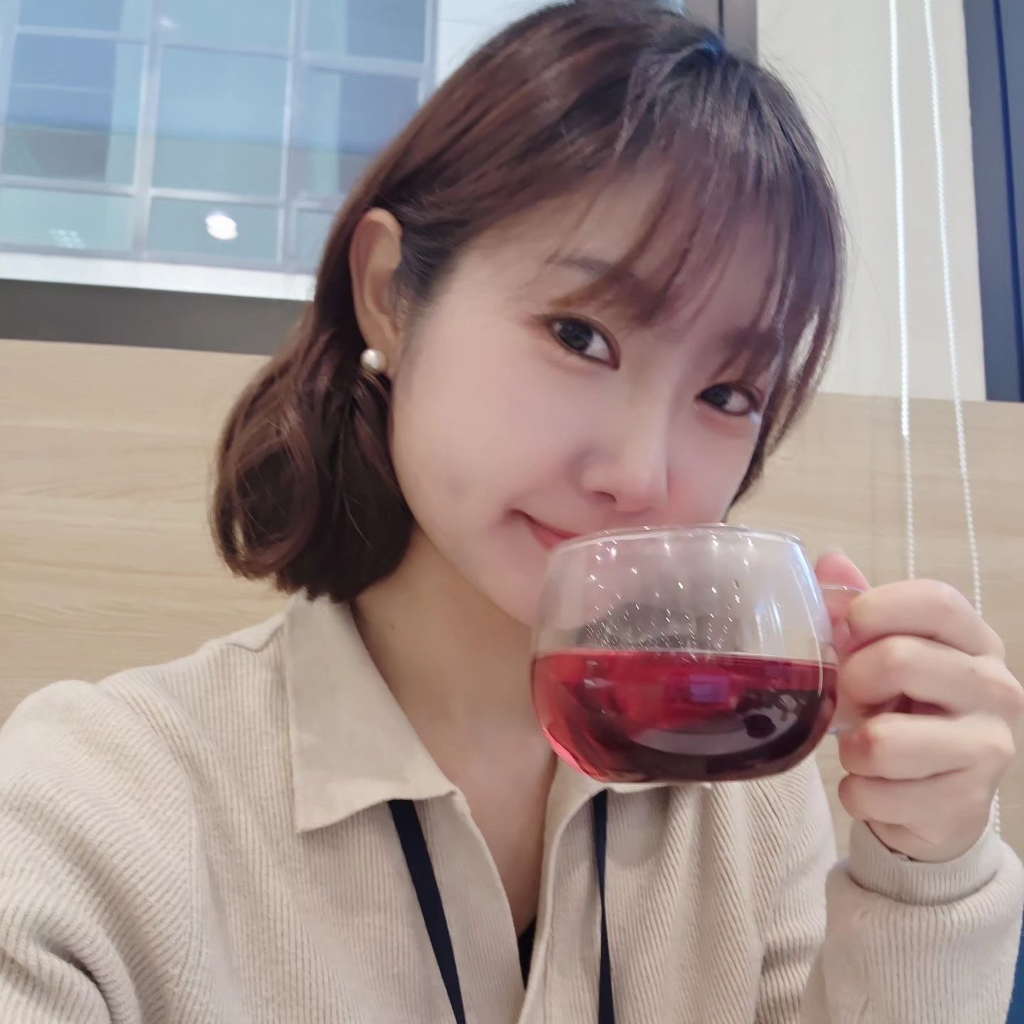 요즘 보리차랑 차에 갑자기 꽂혀서, 집에 매일 보리차 끓여마시고 회사에서는 차를 우려 마시는 중이예요☕❤

그 중에서 요즘 저의 최애차는 #히비스커스 #테이블오브콘텐츠 입니다. 회사에서 우려먹는데 색상이 너무 이쁘네요🌺

그래서 덩달아서 기분도 좋아진다랄까😚

#협찬 #상품제공 #회사 #회사생활 #직장인 #일상그램 #일상소통 #차 #마시기 #데일리룩 #골린이