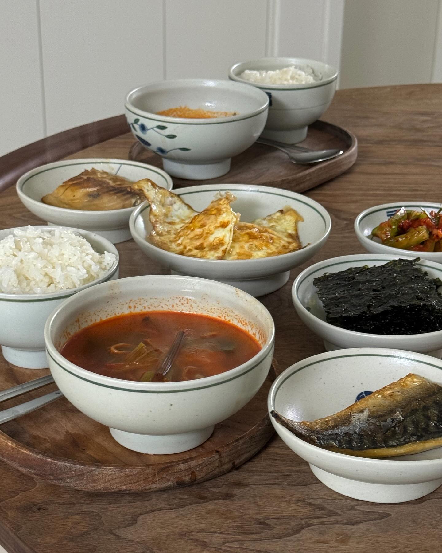 가정식의 집밥 🍚
아기가 수족구에 걸려 일주일째 오전엔 가정보육
오후에는 훈남이랑 교대하고 출근하고 있어요
체력은 한계에 다다르고 있지만 
아기랑 보내는 시간도 
점심으로 집밥을 먹을 수 있는것도 
감사하네요 🙂🙏

아메리한잔 수혈하고 얼른 회사로 가봐야겠어요 총총 

#집밥 #점심상 #고등어구이백반 #냄비추천 #쿡웨어처천 #모도리 #휘슬러 #그릇추천 #여기담기