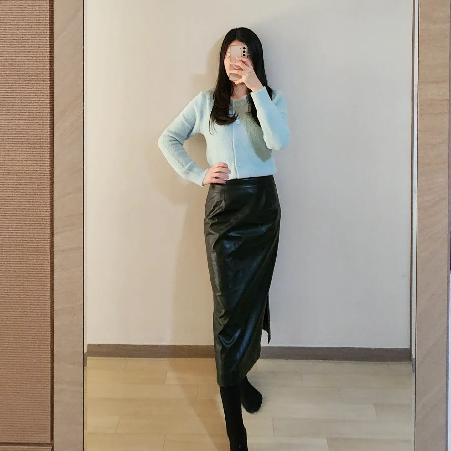 민트색 가디건 좋아 🩵

#겨울룩 #직장인겨울룩 #출근룩 #직장인룩북 #데일리룩 #직장인데일리룩 #돌려입기 #직장인돌려입기 #직딩 #직딩룩 #mixxo #가디건룩 #겨울가디건 #가디건코디 #가죽치마 #가죽치마코디 #롱치마
