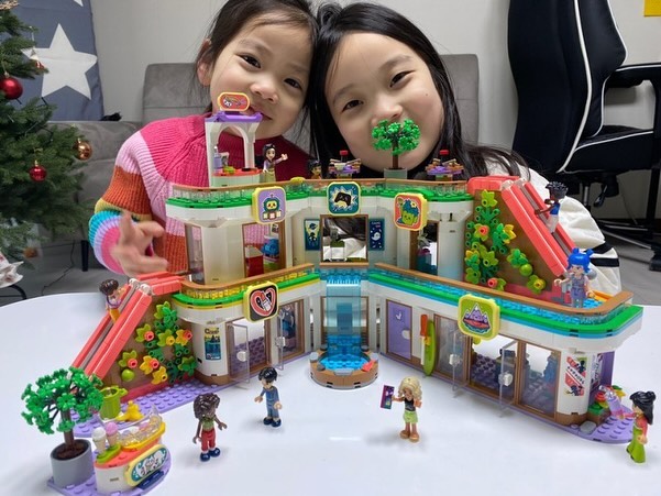 #협찬 #제품제공

레고프렌즈 하트레이크 시티 쇼핑몰 42604

초등학생 장난감으로 최고 좋은
레고프렌즈 디테일은 말할것도 없고
역활놀이 상황극 하기에 딱 좋음ㅋㅋㅋㅋ

3층까지 있어서 이동할땐 에스컬레이터 이용하는데
에스컬레이터 움직이는 디테일 어쩔 ~~
키오스크에 카드결제기까지 ㅋㅋㅋ

올해로 6살 되는 둘째까지 도와서 야무지게 조립하는데
이제는 두찌꺼도 들여야되는가..🙈

피규어도 다양하고 페치라는 친구는 의족을 하고있어서
포용성에 대해서도 이야기를 나누는 시간을 가질수있어요.
피부색 머리색이 다르고 모습이 다른 피규어들을 가지고
다양하게 상황극하며 대화 가능~

겨울방학 레고 없었으면 어쩔뻔 ><🙊

#레고프렌즈 #초등학생장난감 #하트레이크시티쇼핑몰 #42640 #