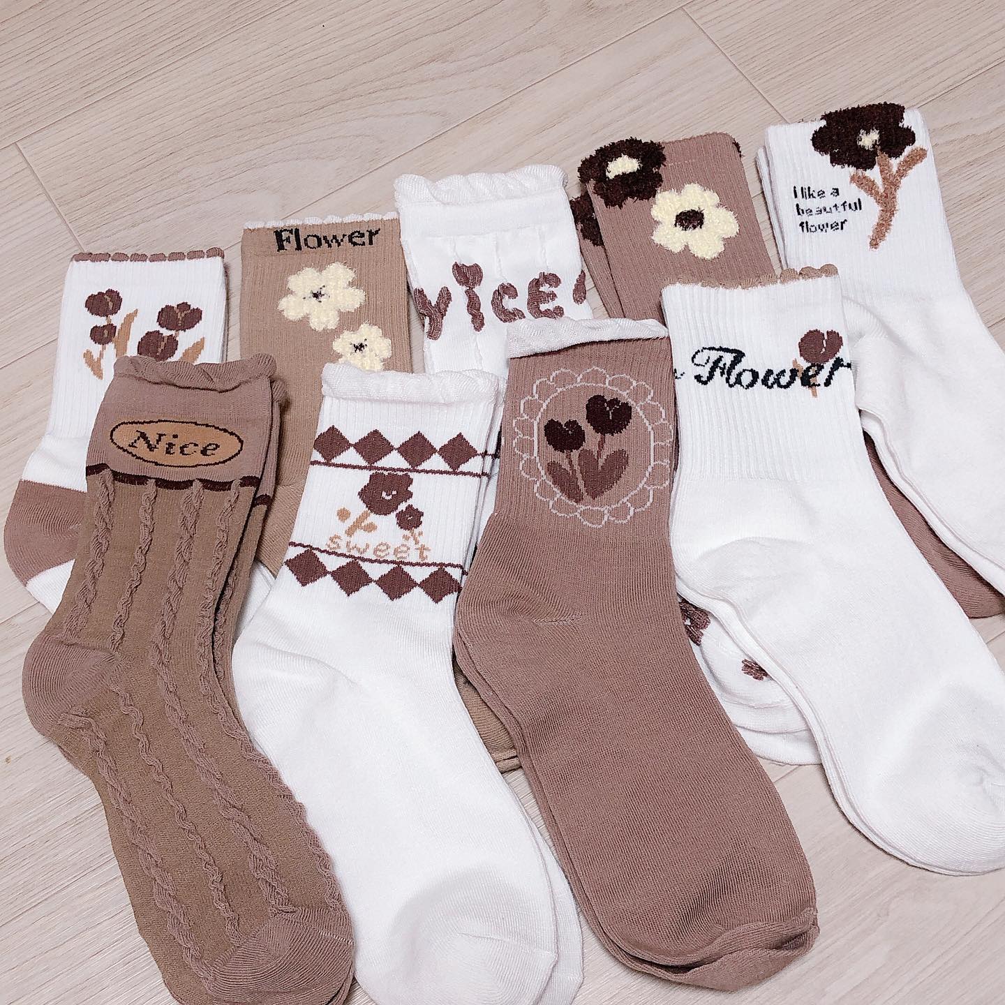 #협찬#삭스인 🧦✨

양말중독자의 #가을양말 쇼핑🧦
커피색같기도하고 낙엽색같기도해서
오묘하게 예쁜 #양말세트 입니다☺️

9개 세트라서 매일매일 하나씩 골라신어도
두가지가 남아서 선택지가 많으니 행복함😳

레이스가 들어간디자인이나 꽃무늬가 다양해서
제대로 취향저격 당했어요🥹🥹🥹👍
겨울에도 잘어울리는 #예쁜양말 추천합니다✨

#여성양말#여자양말#패션양말#양말선물세트