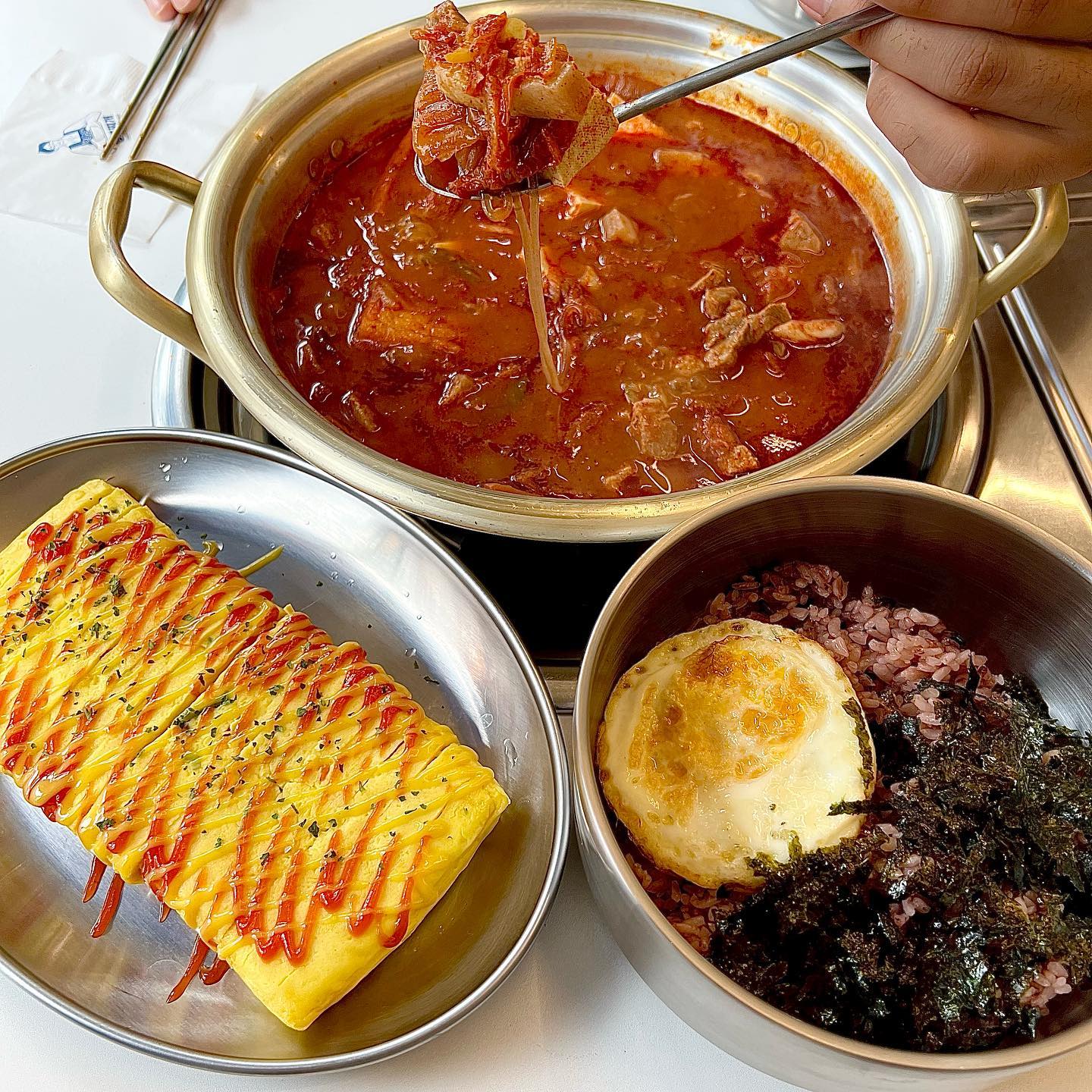 #체험단 #협찬 

평소에 김치찌개는 잘 안사먹는 편인데
요즘엔 간단하게 사먹는게 더 맛있는 중
뚜서방 술먹은 다음날은 항상 해장시켜주려는 편인데
김찌가 해장에도 굿이거든요👍🏻
매운맛까지 조절할 수 있어서
얼큰하게 땀 쫙 빼주면 술 또 먹을 수 있음😆
보통 가게에서 사먹으면 고기는 부위도 별로고,
양도 별로 없어서 아쉬운데 여긴 고기도 가득가득한게 푸짐했다
주말아침에 해장하러 온 사람들도 많고
배달 주문 계속 들어오는게
맛집 맞나보다!

✔️ 조미료 없이 오랜 시간 끓인 특수 육수와 1++ 한돈 도드람 생고기로 모든 메뉴를 조리하여 어느 수원 김치찌개 맛집들과 비교할 수 없는 깊고 진한 맛을 제공

청년찌개 호매실점
🏡 경기 수원시 권선구 금곡로102번길 30 (금곡동) 폴리프라자 1층 109호
☎️ 0507-1423-7113
⏰ 11:00 - 22:00 (브레이크 타임 15:00-16:30)

#금곡동맛집 #수원찌개맛집 #호매실맛집