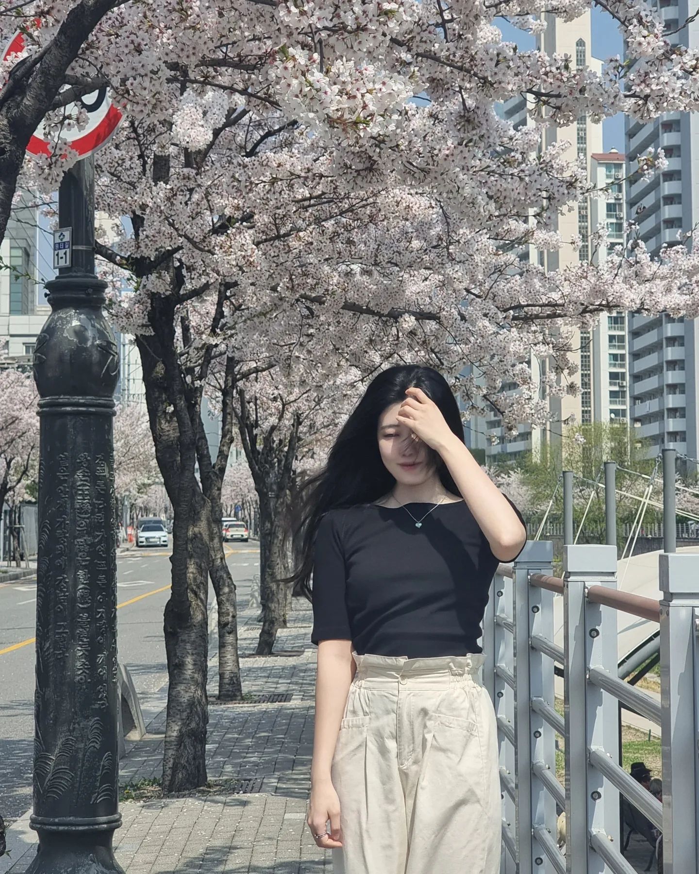 #협찬 

re_move_official 

• 5부 이지브라티 
- 블랙 / M 

출근룩으로 좋은 리무브 노브라티셔츠 

뒷밴딩이 없어서 가슴도 편하고 
이리저리, 노출 없이 활동적으로 움직이기에도 용이해요. 🖤 

#리무브 #노브라티 #노브라웨어 #이지브라티 #출근룩 #데일리룩 #직장인룩 #여름티셔츠 #여름티셔츠추천 #광고 #노브라티셔츠 #브라추천 #속옷추천