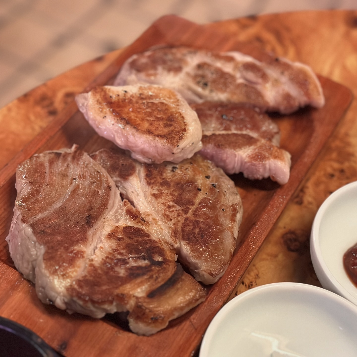 🥩 대세박목살

이렇게 부드러운 목살은 처음...!
퍽퍽함 전혀 없고 부들부들 너무 맛있었어요!
고기먹다가 된장찌개는 필수로 주문하세요!
목살 맛집 된찌 맛집 인정👍🏻

#영등포맛집 #영등포먹자골목 #대세박목살  #해피윤뚱