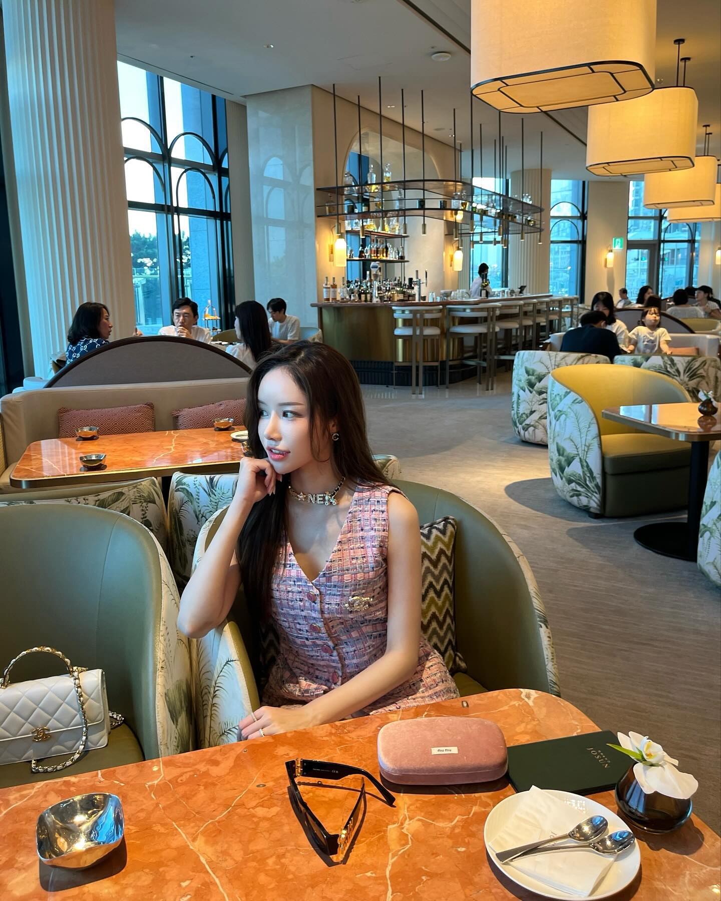 올해 첫 망빙먹으러💛💛
같이 나온 연태고량이랑 섞어 먹으니 칵테일같음🍸
#daliylook #selfie 
#chanel #ootd