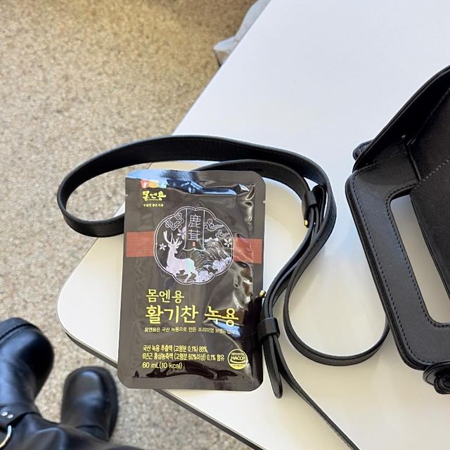 🆂🅾🅼🅸 👩🏾‍🦱🤎 on Instagram: "#광고 겨울 건강관리는 필수! 🦌🤎 국산 녹용과 국내산 홍삼을 황금 비율로 달여 한포에 담은 #몸엔용 으로 면역력 관리해주고 있어요! 🦌🖤✨ 많
