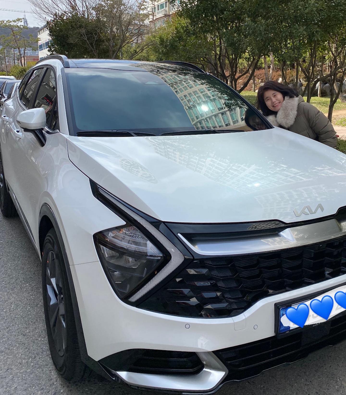 4개월 넘게 기다린 선주꼬 붕붕이 선물 🚘♥️
⠀
열심히 일하면서 총알벌고 있었더니 짠-하고 나왔다 !!
아직 나는 내꺼 살때보다 엄마 선물 사는게 더 행복한걸보면 엄마딸래미가 확실하다 (ㅋㅋ) 
⠀
울 선주씨 무사고 경력 10년이 넘었어도 나는 걱정쟁이라서 매일 왕복 두시간 엄마의 출퇴근길이 늘 걱정됐는데 이제 안전 풀옵션 빵빵히 넣은 차 뽑아드렸으니 한숨 놓인다 :-)
괜히 내가 막 떨렸는데 선주씨가 너무 좋아해서 나도 덩달아 행복하고 오늘 이 기분은 꽤 오래 갈것같어 ~ 오늘은 종일 드라이브하자 💨💨
⠀
엄마는 늘 못해준것만 기억하고 미안하다지만
나는 늘 엄마한테 받은것만 기억나서 감사하고
나 그 마음 다 보답하려면 아직도 멀었으니
오래오래 건강히만 내 옆에 있어주시라 ~
너무너무너무 사랑해요 선주씨 ♥️
⠀
아 엄마! 나는 돈 더 벌어서 벤츠살게 걱정마
#엄마랑딸