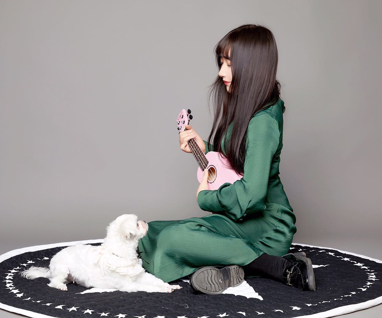 내20대를 함께한 모모야 
10살까지 건강하게 살아줘서 고마워 
날 항상 행복하게 해주고 난 너한테 잘해준것도없는데 
나를 엄청 사랑해줬던 모모
너랑 더 오래 함께하고싶었는데 
이렇게 허무하게 가버려서 너무 슬프네 
너랑 나랑 좋아했던 소무의도 섬에 
바다 잘보이는 나무밑에 너를 묻고 간다
멍멍별에 가서 행복하게 좋아하는 
풀냄새 맡으면서 지내고있어 

내 완벽했던 내인생 첫강아지 
너같은 강아지는 두번다시 못만날거야 
평생 기억할게