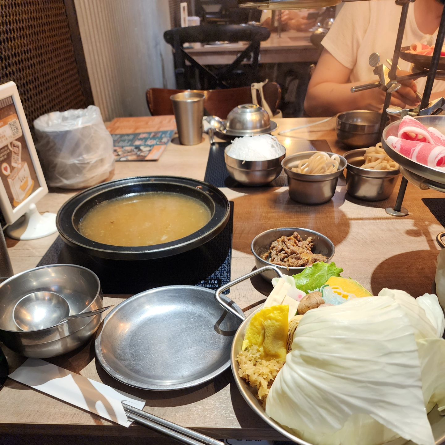 밀려 있던 여행기 그 두 번째,
뭐가 됐든 한 번은 가야만 했었던 그 곳,
덥기도 오지게 더웠던 7월 초의 3박 4일 대만 이야기 🇹🇼
Vol. 2

* 3일차

이 자들과 여행을 하면 잘 맞는 점이 몇 개 있는데,
그 중 하나가 어지간하면 아침 일정이 없다는 것과
조금 지쳐보인다 싶으면 "빨리 우우 맥주 맥여 🍺"라며
쉴 틈 없이 맥주를 수혈해준다.
마치 가솔린 간당간당 거리는 차에 주유하 듯

또 어디로 가는지도 모르고 뒷꽁무니만 쫓아가다 보니 도착한 훠궈집
공복에, 하루의 첫 끼를 훠궈로 하는 것이 맞는지는 모르겠으나,
생각할 틈도 주지 않고 내 앞으로 맥주를 놓아주는 친절한 누나 ❤
(정작 이 자들은 알찌를 넘은 알쓰들인데 말이지)

더위를 피해 왓슨스도 들어갔다가,
오직 냉기를 위해 편의점도 수시로 들어갔다가
정신을 차려보니 바샤커피 웨이팅 줄을 서있는 건 무슨 상황 🙄

커피 한 주전자에 크루아상 두 개 시켰을 뿐인데
이거 너무 등처먹는 거 아닌가 싶은 생각이었지만,
아 근데 먹어보니 맛있긴 합디다 😒

생각보다 바샤커피에서 시간을 많이 쓰는 바람에
미리 예약해뒀다는 식당으로 택시를 타고 이동하기로 했다.
역시 생각이라곤 1도 없었고, 그녀들이 자주 온다는 철판 가게라는데,
아니 뭐 이런 대단한 코스가 나오는 파인다이닝일 줄이야
(후식까지 11개의 메뉴를 남김 없이 뽀심)

이대로 숙소로 돌아가긴 좀 아쉽기도 하고,
여행 내내 인도해 주시옵고,
일정 짜느라 귀찮았을텐데 하나 같이 만족스러웠던 코스에 보답할 겸
레스토랑 근처 제법 평이 좋은 마사지샵으로 그녀들을 대동하고 들어섰다.
문이 열리자마자 들려오는 이랏샤이마세에 귀가 뚫리는 기적을 경험
12년 전, 정화정씨가 중국 공항 JAL 카운터에서 느낀 감정이 바로 이런 걸까

* 4일차

전날 밤, 미리 어느정도 짐을 챙겨 두고 아침에 씻고 있는데
체크아웃 한 시간 전에 프론트에서 전화가 왔다.

뭐라고는 하는데 알아 들었던 단어는 체크아웃 하나 뿐인지라
'아 한 시간 남았으니 시간 보고 나오라는 거구나' 싶었는데
실컷 내려가보니 체크아웃 시간을 잘못 알고 있었던 누나 😶
(나도 나지만, 누나도 참 누나올시다)

대만의 마지막은 로컬 음식으로 마무리 해야한다며
호텔에 캐리어를 맡겨 놓고, 또 어딘가로 이끄신다.
알아서 이것저것 뚝딱뚝딱 주문하는 그녀들 사이로 나지막이
"나 맥주도 한 병만..."을 시전
그 가게 이름은 진미채, 채선당 뭐 그런 느낌이었음

로컬 음식점이었지만,
현지인보다 한국인들이 더 많은 이유는 무엇이며,
그리고 왜 내 앨범엔 모닝글로리 볶음만 있는 것인가.
(아 근데 모닝글로리 대존맛이긴 함)

밥 다 챙겨 먹고,
스타벅스에서 커피 한잔 사 들고 호텔로 가는데
뭔 갑자기 비가 이리도 쏟아질꼬

타이베이 메인 역까지 갈 택시를 미리 불러놨다는 그녀들의 말에
앞에 대기하고 있던 택시를 탔는데, 뭔 캐리어를 하나하나 다 올려주냐
'거리도 가까운데 와 친절한 기사님이다'라고 멀뚱멀뚱 탑승

근데 이 택시가 가는 꼬락서니가 첫 날 왔던 풍경과는 사뭇 다르다.
뭔가 하이웨이라는 표지판도 보이는 것 같고,
이쯤되면 도착하고도 남아야 되는데 왜 계속 이 택시는 달리나 싶어서
"이거 왜 안서냐, 호텔에서 역까지 대충 때려도 5분이면 가는 거 같더니"라고 했더니
뒷자리에 앉은 이 자들이 낄낄거리며 공항까지 편하게 가자고 미리 우버 불러뒀다고 🙄

무사히, 재밌게 그리고 편안한 첫 대만여행이 될 수 있게
물심양면으로 힘써주신 장자매에게 감사의 인사를 전합니다 🙇‍♂️
이미 말했지만, 이제 마흔 전에는 대만여행은 없다는 것도
다시 한 번 이 피드를 통해 리마인드 드립니다.