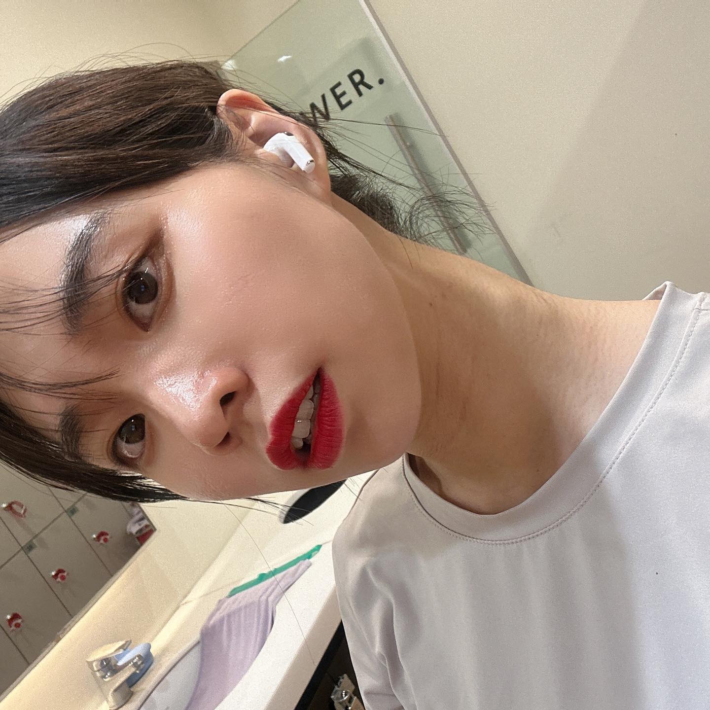 히히_오늘의 운동🫣
“난 이제 지쳤어요 땡벌_운동하다 지쳤어요 땡벌”

2023.09.11✏️
Pt 하체 반 + 어깨 반

🗣️말 안 들을거면 도대체 왜 오는거야?

오늘의 시작도 저 말과 함께 시작이었다면
재미난 피티 일기는 따놓은 당상🖐️

“하체는 하기 싫습니다! 이유는 제가 졸리기 때문입니다”

당당히 시전하고 상하체 반반 수업을 진행하였습니다😇

평소 11시 이전에 잠드는데 어제는 제가 늦게 잠들어서
오늘이 매애애애우 피곤한 하루였거든요😅

“선생님 이해해 주서서 감사합니다”

오늘은 빠른 기이절이 예약되었습니다.

.
.

운동을 시작하기 전까지는 힘들지만 누구보다 열심히
하체와 어깨 모두를 강력하게 뿌시고 왔습니다🔥

얼굴로 운동하는 티내기 대왕 저를 바라보며
🗣️동영상 찍어줄게 인스타에 올릴래? 하셨지만

“저도 알아요 굉장히 극혐인걸 어디에 쓰겠어요 하하하”

정말 파워 레그프레스 하면서 얼굴은
세상 모든 무게를 혼자 다 이겨내는 표정이더라구요
(머쓱하게 한 번 웃어봅니다😅)

헬스장에서 제일 빡쎄게 (얼굴로) 운동하는 저
그래도 어쩌겠어요

힘든 운동 시간 한 분이라도 저를 보고 웃으셨다면 그거면 저는 됩니다🫠

일단 저희 선생님은 항상 웃으셔요
🗣️저런 표정을 어케 하지 하면서 어이없는 웃음을 지으시니

저는 한 분 웃긴 미션 성공입니다🙌

수업을 마무리하고 유산소를 하긴 해야하는데
정말 너무 힘들었던 저는 질문을 던졌습니다

“선생님 가장 짧고 굵게 끝내는 유산소 뭘까요?”

🗣️런지 2분 + 걷기 1분 * 5세트 반복

넵 구렇게 말 잘듣는 유산소를 하고
저는 정말 녹아내리면 집으로 귀가하였습니다

(꾀꼬닥)

.
.

그래두 월요일 운덩으로 시작했다는 뿌듯함으루
이번 주도 화이티이이이잉🔥🔥🔥