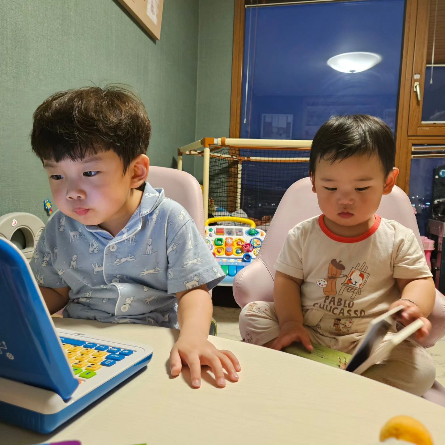 바쁘디 바쁜 태영이
아침부터 엄마따라 이모야들 만나
맛난 꼬기도 먹고 
이모네집 가서 오랜만에 친구도 만나고
형아 졸졸 따라 다니면서 놀고
엄마랑 공원가서 카트도 타고
어린이집 가기 전까지 신나게 놀자꾸낭

태영아 엄마는 너무 설레❤️