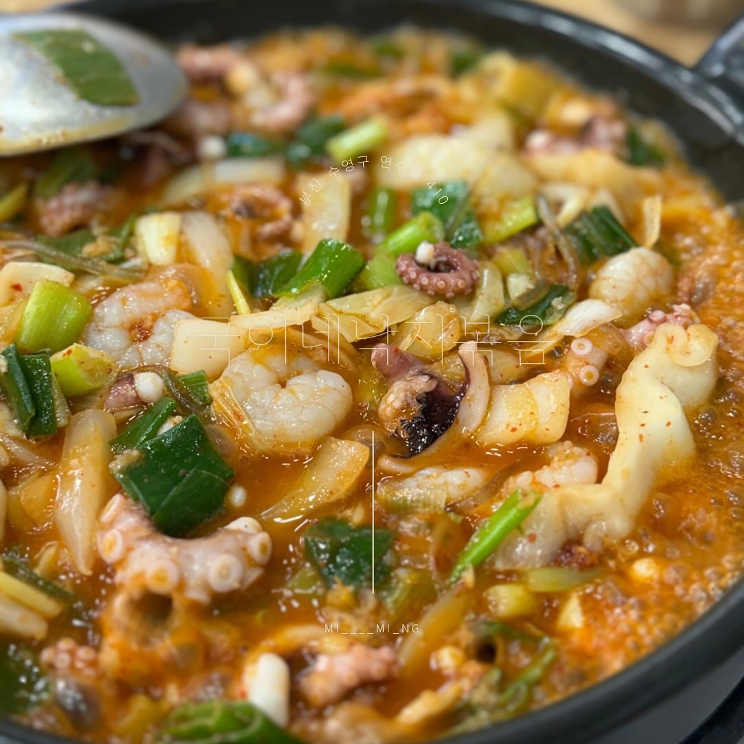 🐙
무더운 여름
입맛 돋우기 딱! 좋은 낙곱새 😋

맵기 조절 가능한데
맵찔이 미밍은 신라면 맵기까진 가넝가넝이라
중간맛으로다가 뇸뇸 해주었오요 >_____<

비벼 먹고 우동사리 추가해서
자글자글 마무리 😌

📍국이네낙지볶음
- 부산 수영구 연수로 410