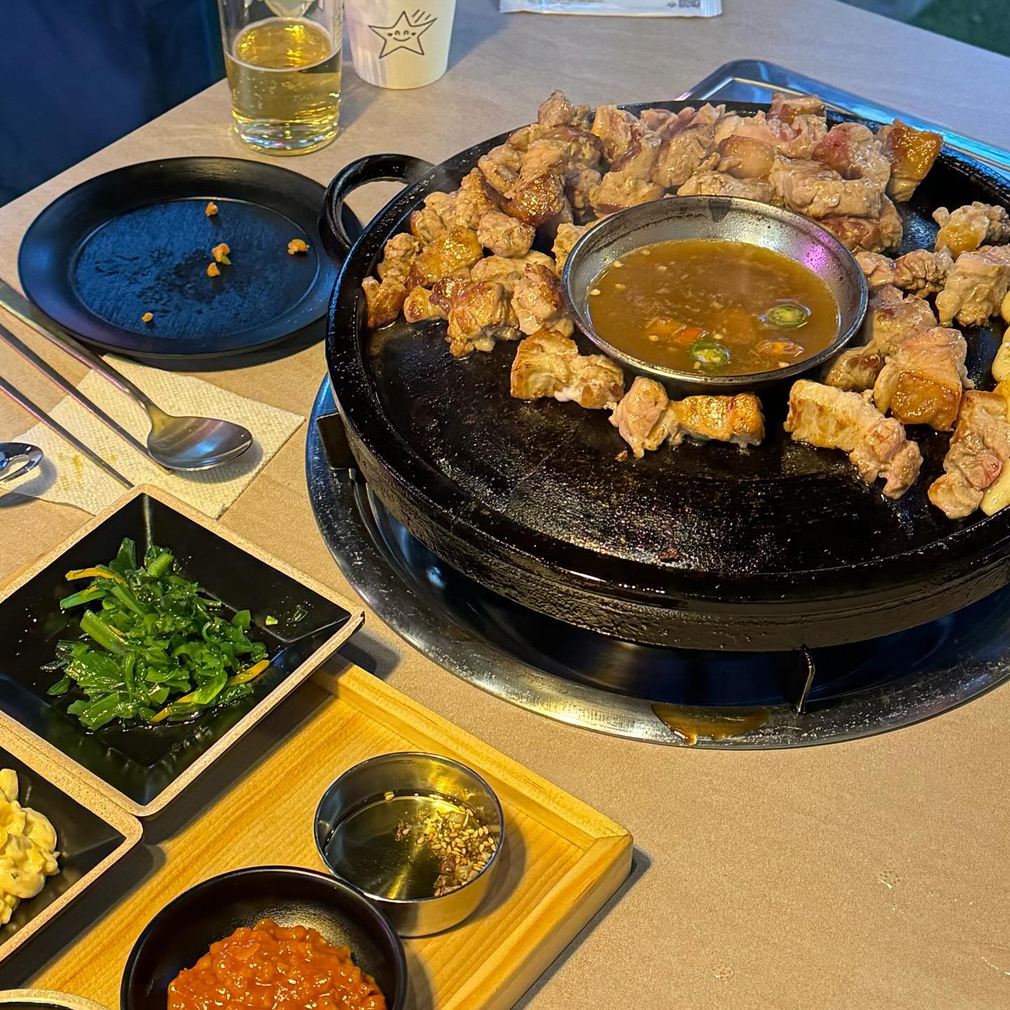 〰️ 
📍즐라꽃돼아지 망원점

⭐️⭐️⭐️⭐️⭐️
망원동의 숨은 꽃삼겹맛집🐷
고기도 구워져서 나오고 사이드 하나하나 다 넘 맛있당👍

📋
보성녹돈 꽃삼겹 15,000원
무시볶음밥 9,500원
육전비빔면 9,000원

🗺️
서울 마포구 희우정로20길 3 1층