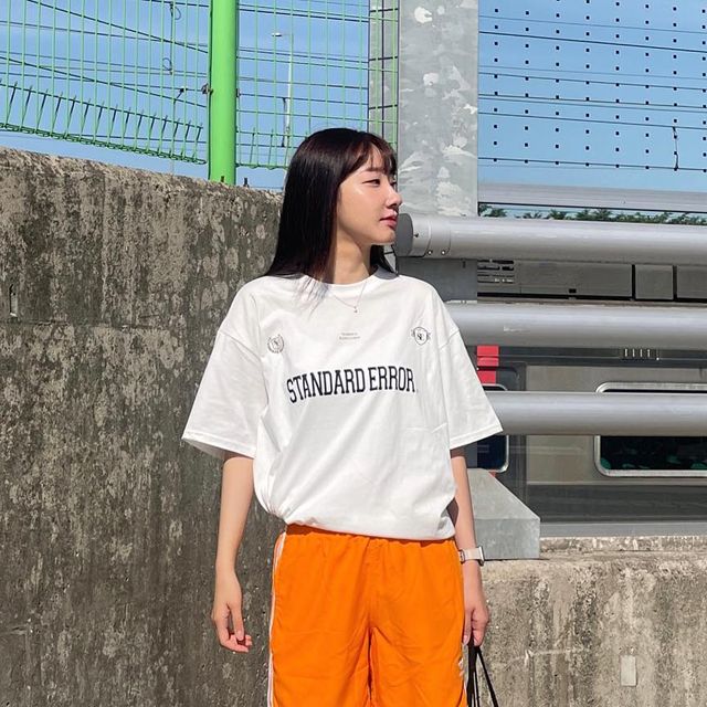 주으니 on Instagram: "#협찬 @standarderror_official 캐주얼, 스트릿 무드에 어울리는 스탠다드에러 티셔츠 - 엠블럼이 부담스럽지 않은 사이즈로 디자인되어 데일리로 입기에 딱좋다 🖤 오버핏이라