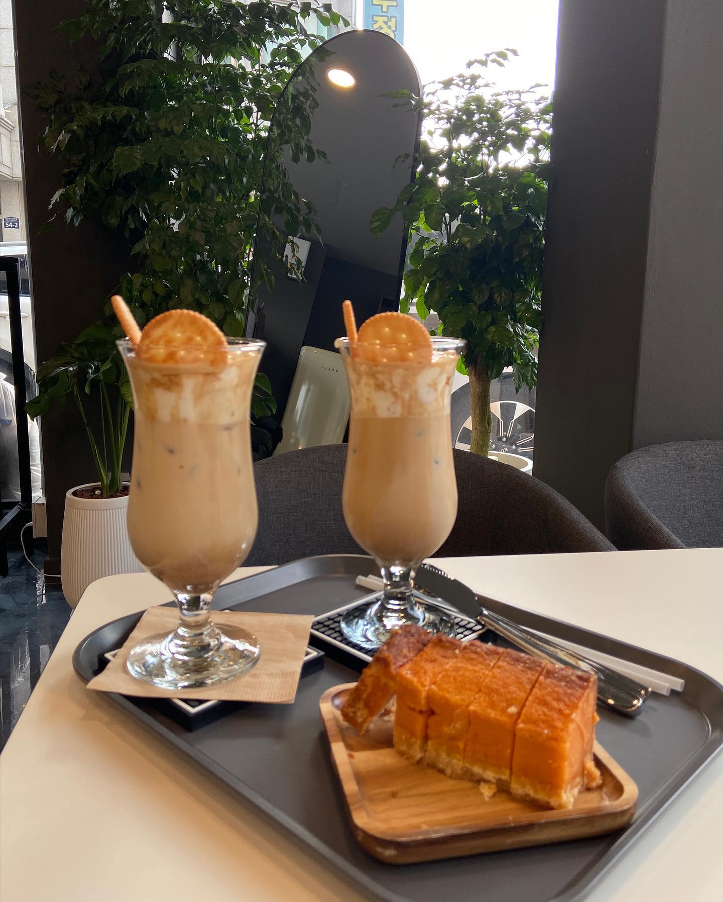 밤리단길✨🌖
분위기좋은 Cafe&bar 🍷🍹🍸🥂☕️
.
시그니처 커피와 황치즈 버터바 먹고 왔어요⭐️
.
커피와 디저트 모두 맛있고~
사장님이 친절하셔서~
다음에는 칵테일 먹으러 오고 싶은 아늑한 공간입니다🤩
.
밤리단길 놀러오신다면 추천해요😘

541(54-1) 
.
🏡경기 고양시 일산동구 일산로428번길 54-1 (정발산동) 1층
.
#밤리단길카페 #밤리단칵테일바 #분위기좋은Cafe&bar