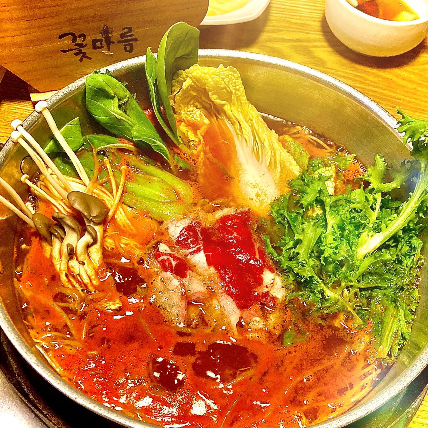 #협찬 kkmr_dongrim 
광주 서구 동천동에 위치한 꽃마름 동천점에 다녀 왔어요~
매장에 들어가니 내부가 엄청 넓고 깔끔한 인텔어가 눈에 띄었어요~

총 4가지 타입(신생아 전용룸, 장애인 휠체어석, 입식룸, 좌식룸)의 룸으로 나눠져 있어서 모임이나 회식 데이트 등등 누구나 편리하게 이용할 수 있는점이 좋았답니다~

무엇보다 사장님께서 너무 너무 친절하셔서 매장에 있는 동안 기분 좋은 식사를 할 수 있었어용~🫶
서빙은 똑똑한 귀여운 로봇이 해줍니다~ ㅋ

메뉴는 크게 소고기 샤브샤브와 훠거 샤브샤브가 있었구 함께 제공되는 각종 소스와 야채 월남쌈에 싸먹을 수 있도록 구성되어 있어서 너무 맛있었구 기본적으로 세팅되어 나오는 구성이 너무 알차고 재료도 신선해 보였어요~👍
월남쌈 소고기 조합은 못참지,,🥹😋

네이버 영수증 리뷰 진행하고 있어 작성 시 인 당 1,000원 추가 할인되니 꼭 참여 하세욤~!!^^

- 영업 시간 : 11:30-22:00 / 브레이크 타임 : 15:00-17:00 (평일만 적용) / (라스트 오더 : 14:20, 21:00)
- 찾아가는 길: 광주 서구 하남대로 676 (동천동) 3층
- 플레이스 링크 : https://map.naver.com/p/entry/place/35624076

#광주맛집추천 #광주맛집투어 #광주맛집 #광주데이트 #광주가볼만한곳 #광주핫플 #광주핫플레이스 #동천동맛집 #동림동맛집 #광주샤브샤브 #광주동천동맛집 #광주동림동맛집 #광주훠궈 #꽃마름동림점 #꽃마름광주동림 #꽃마름샤브샤브