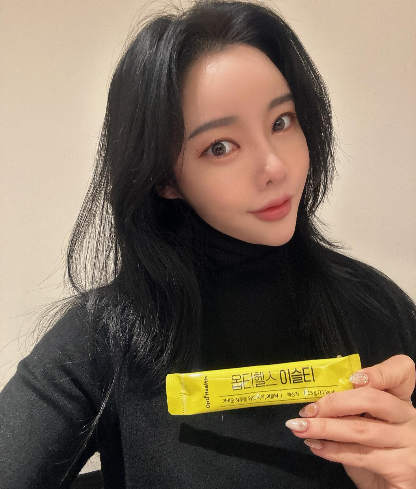 #광고
평소엄청 잘 붓는체질이기도하고
전날먹으면 다음날 얼굴달덩이
두배로 티가나는 저인데
압박스타킹없으면 잠을못잘만큼 
다리도 진짜 자주붓는타입 

붓기 검사해도^^ 일반사람보다
 훨씬 많이붓는체질이라고하더라구요.

붓는 나를위해 한포씩먹는데요 바로바로
25년 코스닥상장사 미래생명자원에서 나온
 건강기능식품브랜드 옵티헬스에서 개발한
 붓기차 ” 이슬티 “

설탕이나 방부제  색소 카페인 인공감미료같이
몸에 안좋은 유해성분 무첨가되서
 안심하고 드실수있고
칼로리도 1포 11칼로리~~🩵👍👍

커피먹는대신 한포씩 먹어도좋은데
꼭아이스티같아서 얼음타서먹으면
맛있게먹을수있어요!

 히비스커스 로즈힙 푸룬 레몬 늙은호박 파인애플추출분말
레드비트 옥수수수염 화이트토마토 샐러리씨앗 등등
 가벼움을 더해주는 17종원료가 마구마구들어있는  이슬티
가볍게 한잔하기좋아서 다음날확실히가볍고 푸룬 들어있어서 그런지 화장실자주가서 굿
붓기관리 붓기차로 
하루한잔으로 관리해보아요🫶🏻🩷

#붓기차 #붓기 #붓기완화 #붓기감소 #붓기제거 #부기차
#부기제거 #임산부차#다이어트차 #히비스커스 #저칼로리
#미래생명자원 #옵티헬스 #이슬티 #옵티헬스이슬티