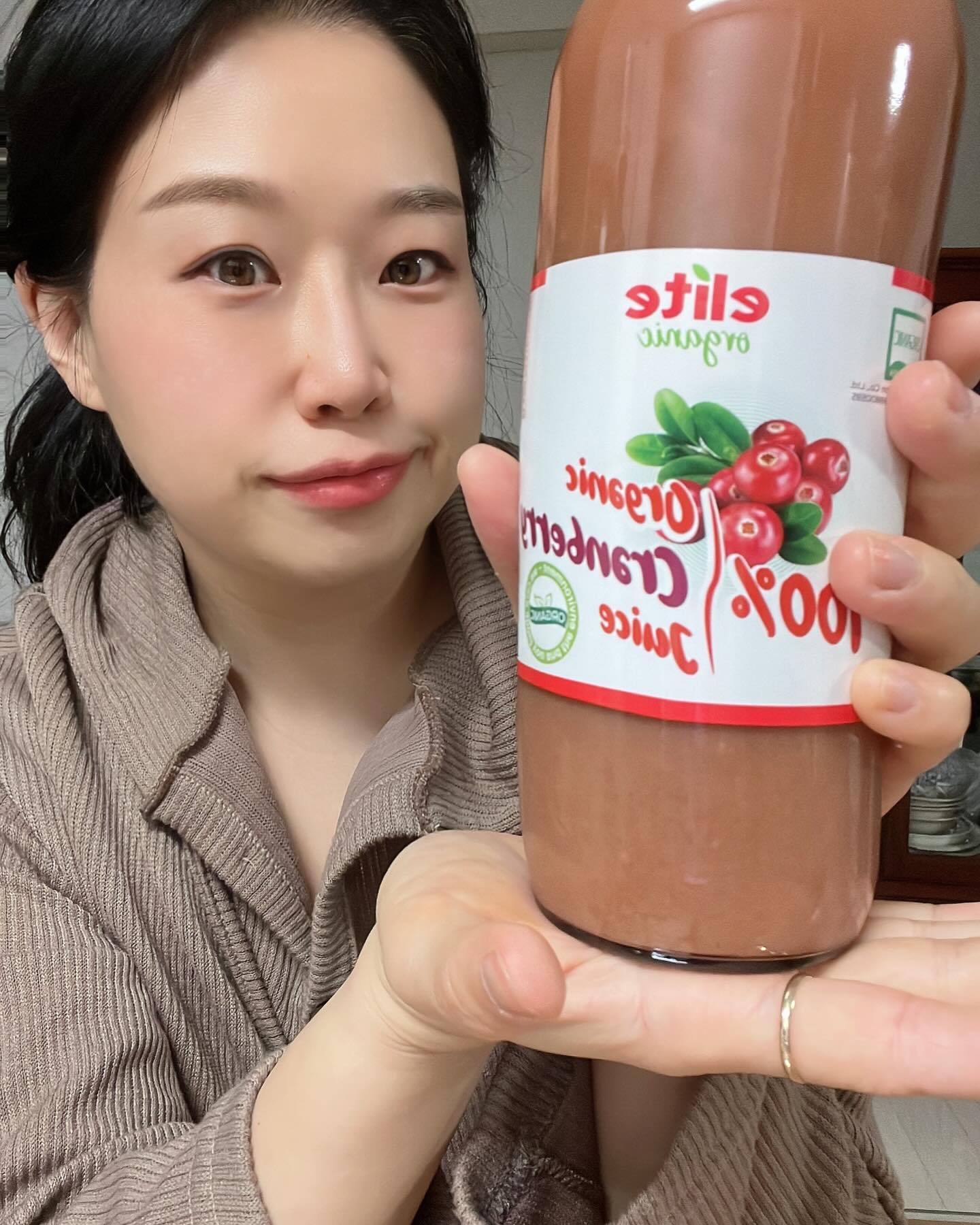#런람이 x #올가닉애드
.
⭐️올가닉애드 유기농 크랜베리 쥬스⭐️
첨가물 없이 과일만 그대로 짜낸 주스로, 비 가열, 영양소 파괴 최소화, 과일 고유의 맛과 풍미가 그대로 담겨 있어 단맛이 없어 건강한 맛으로 운동 식단하는 분들에게 추천하고 싶네요😁
크랜베리 씨까지 그대로 으깨어 착즙한 쥬스라 묵직한 느낌이다보니 맛과 영양을 그대로 느낄 수 있답니다!
보통 과일주스가 당이 높아서 과일주스 섭취를 꺼려 하시는분들에게 딱일것 같아요😄
.
업체로부터 제공받은 제품입니다
.
#올가닉애드 #크랜베리주스 #크랜베리쥬스 #유기농쥬스 #유기농주스 #주스 #크랜베리원액 #착즙쥬스#쥬스