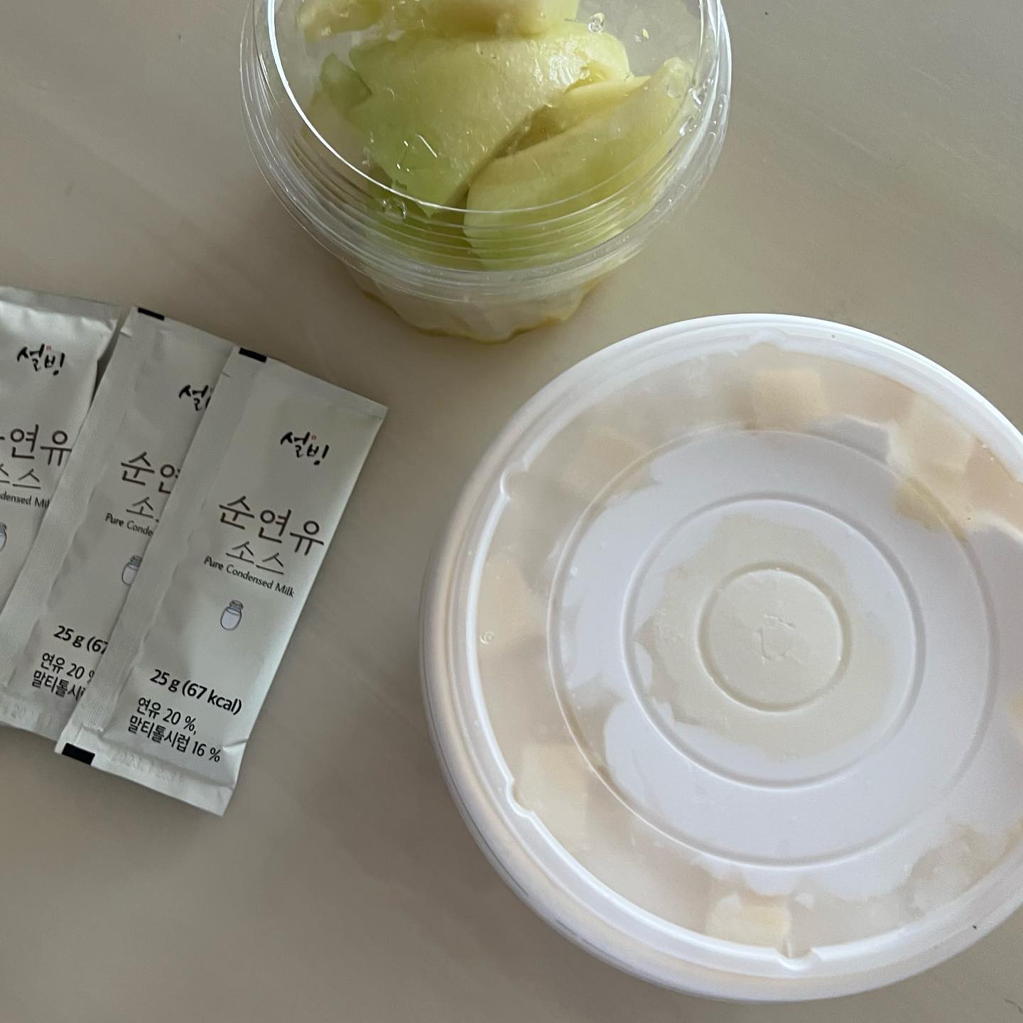 📌 설빙
- 요거통통메론설빙 15,9
+ 배달팁 3,5

요즘 배달팁 무슨일
다른 곳은 6,000원이 넘는다 💦
설빙 매장은 메론 빙수 품절에
대기가 40분이라 배달로 주문
가격이 치킨 값이긴 하지만 맛있네.. 🥲
⠀⠀⠀⠀⠀⠀⠀⠀⠀⠀⠀⠀⠀⠀⠀⠀
⠀⠀⠀⠀⠀⠀⠀⠀⠀⠀⠀⠀⠀⠀⠀⠀
#상봉맛집 #메론빙수 #설빙 #카페투어 
#빙수 #빙수맛집 #아이스크림 #디저트 
#onthetable #foodblogger #foodlover