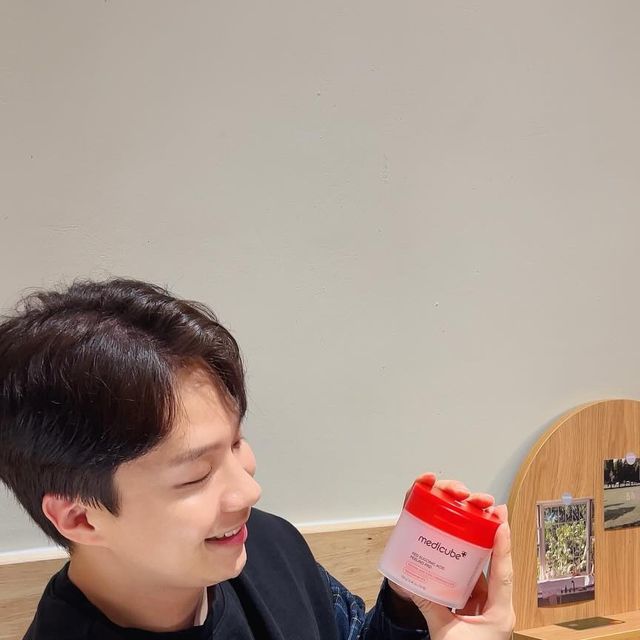 이 동헌 on Instagram: "#광고 여드름성 피부를 위해 개발한 트러블패드, 석시닉 애씨드 필링패드가 신제품으로 출시되어 먼저 사용해봤어요!! 패드장인 메디큐브 브랜드라서, 자극이 적을 것