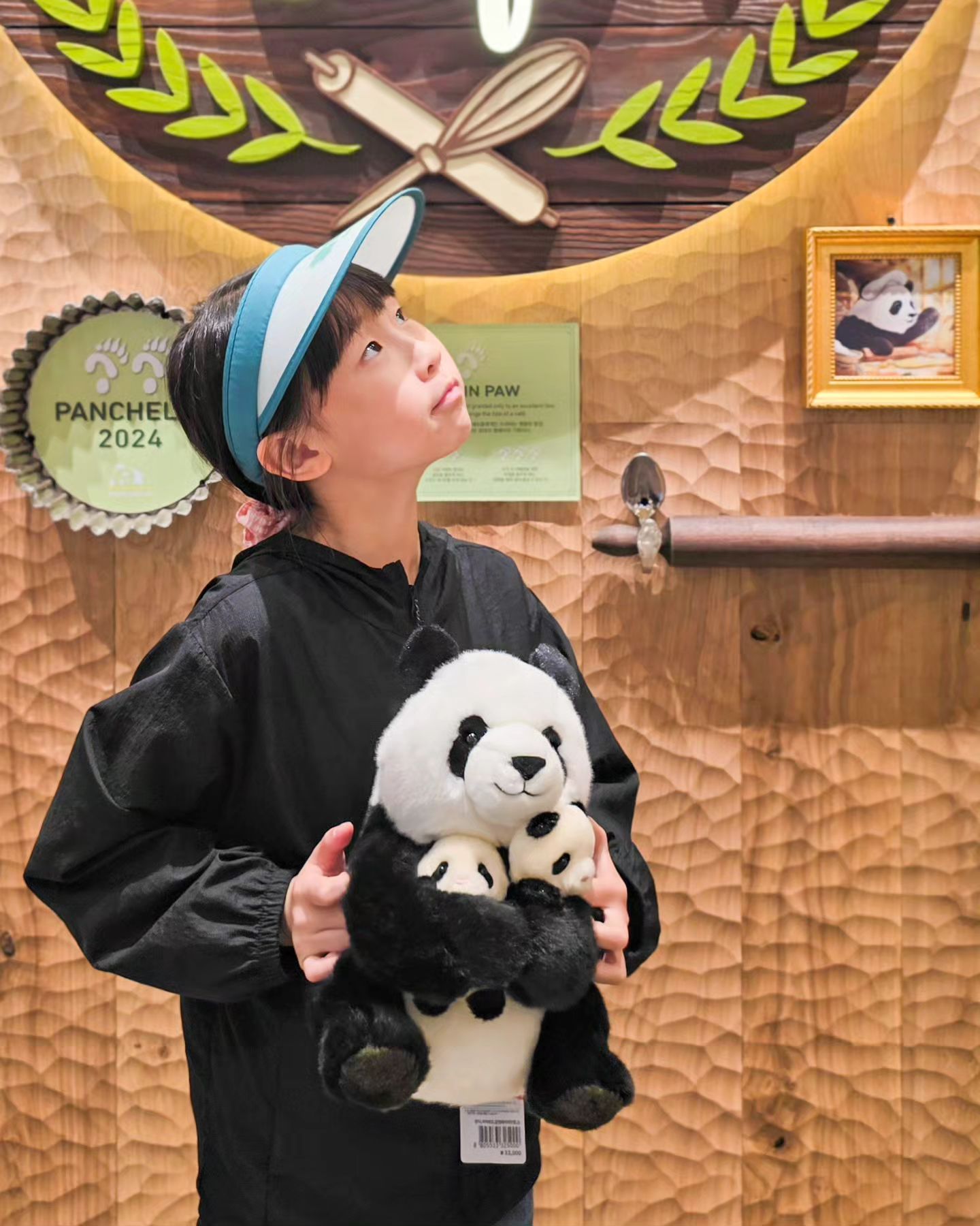 🐼 에버랜드 판다월드 🐼 

정말이지 인기가 많네요!
오랜만에 에버랜드~
푸바오는 이제 없지만 
아이바오 판다 가족 보러 가야 되는데 
오마이갓!!!!!
줄이줄이 대기시간이 100분 이상!!

판다월드 스마트줄서기 하려고 했더니
오후 2시 부터는 마냥 현장줄서기로 
해야하더라구요 😭
학교 끝나고 오후에 에버랜드 입장한 우리는 
빠르게 포기~~~~ ㅋㅋㅋ

그래서 아이바오 가족 만나는 대신 
에버랜드 판다월드 굿즈샵이나 들어가 보자고 
들어갔는데.....
에버랜드 판다월드 굿즈샵 들어가지 마세요! 

아이바오 판다인형 부터
수많은 판다 굿즈가 너무 귀여워서 
절대!!! 빈손으로 나올 수 없답니다!!!! 🤣

두손 무겁게 나올 준비 되셨나요????
구럼 들어가세용~~~~😆

#에버랜드 #판다월드 #판다인형 #판다굿즈 #아이바오 #루이바오 #후이바오