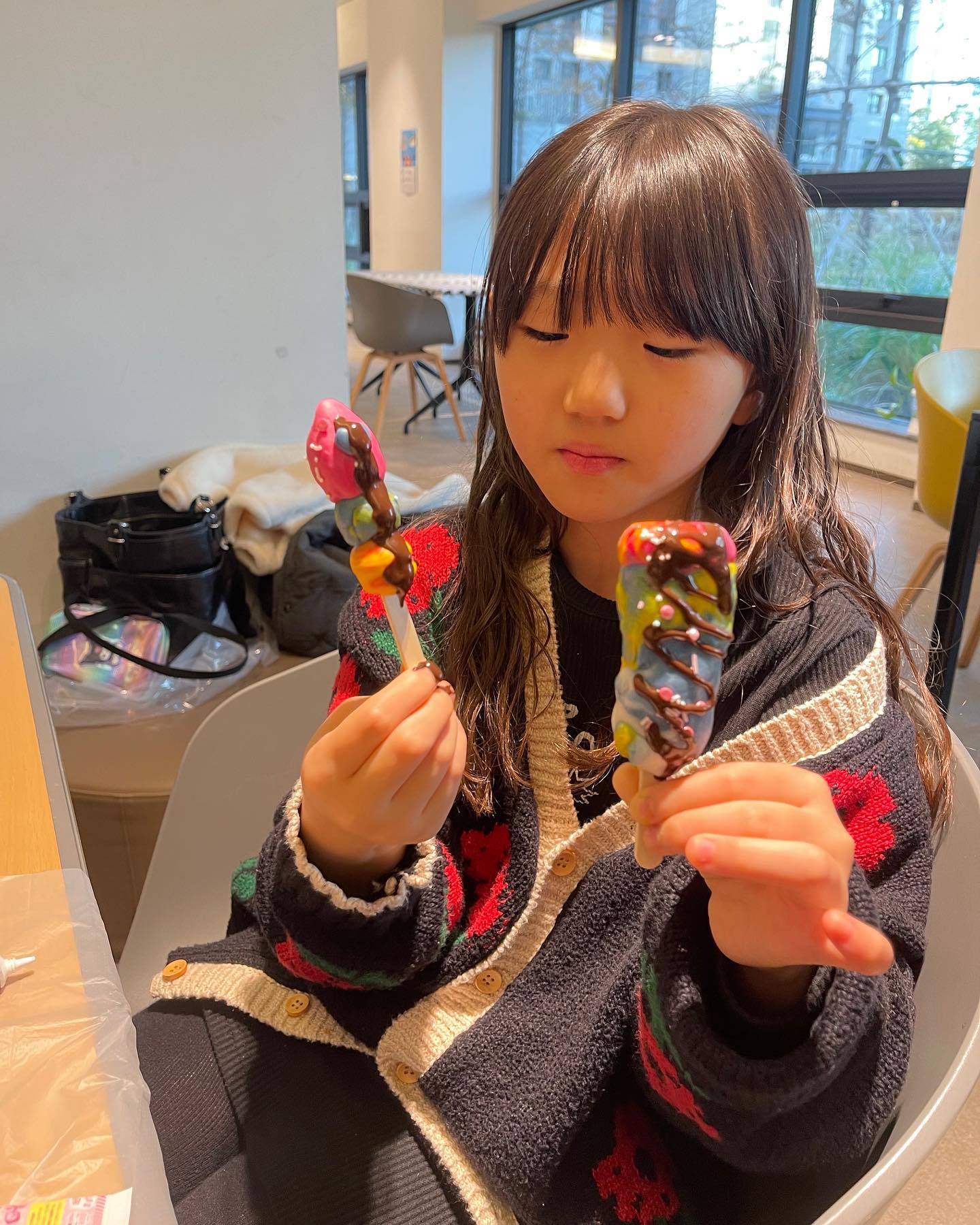 여행 다녀오는 날에도 
바뿐 지우의 하루! 
.
.
빼빼로데이라고
떡빼로 만들었어요! 
#쌀이랑놀자 
#라이스클레이 로 만들었는데 
엄청 맛있는지 
만들자마자 냠냠냠 - 
.
.
이번엔 아로하 수업으로 
만들어봤지만 
다음엔 직접 사서 
만들어봐도 좋을 듯! 
.
.
#라이스도우 
#아이랑놀이