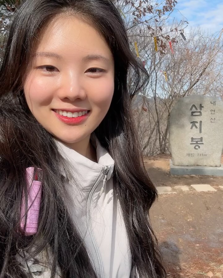 ⛰️ 내연산 삼지봉(711m)

🚗 보경사주차장 (대중교통 5000번 버스)
👟 보경사~문수봉~삼지봉~보경사
⏱️ 4시간 40분 (휴게시간 포함)

대중교통으로 갈 수 있다길래 계획했지만 
시간이 애매해서 쿨하게 택시타고 간 사람 잇츠미 🎀
지금은 입산 통제구역이 중간중간있어 주의해야합니동⚠️
걍 아조씨들 많이가시는 길로 따라가는게 짱
봄여름 즈음에는 완전 가볍게 12계곡 트래킹하면 짱짱 좋을듯!

아니 그것보다!!! 게하에서 만난 언니의 울릉도행 배 결항으로
레전드급 어디로 튈지모르는 주말이였는데 말이죠...
지금 그 언니를 저희집까지 모셔와서 어디로 튈지모르는 날이 더 늘어나떠요
.
오히려좋아 꺄륵 🫶🏻 

#포항 #포항등산 #내연산 #삼지봉 #문수봉 #보경사 #등산