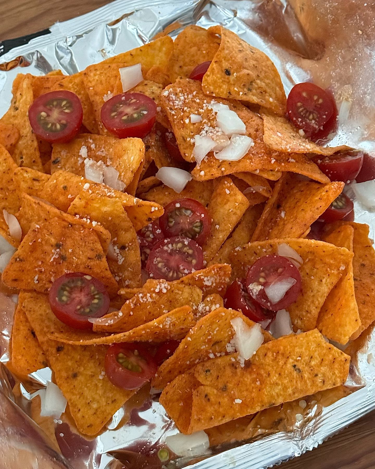 연속으로 두 번 해먹은 찐 맛도리,,역시 백선생님 !!
🍅🧅🧀🍋
재료- 도리토스, 방울토마토, 양파, 핫소스, 레몬즙, 파마산 치즈
도리토스 위에 막 올려주세요
그럼 끝-
솔직히 집에 있는 재료로만 만들어도 맛있을 것 같은데 
방토, 양파, 핫소스는 필수 ! 저도 할라피뇨는 생략했어요
.
.
.
#나쵸 #도리토스 #온더테이블 #초간단요리 #백종원레시피 #술안주 #홈쿡