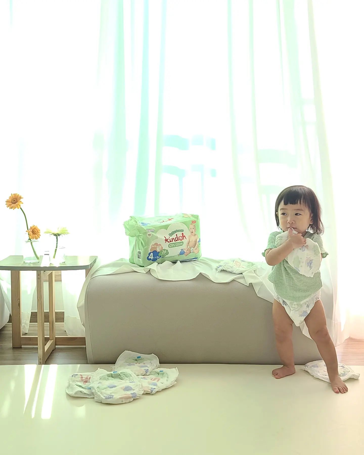#제품협찬 #항균기저귀
.
.
피부 예민쟁이 그림이는 
50일여일의 새집살이 중 
세번째 발진을 겪었던 아기라 
트러블 최소화를 위해 부단히 노력하고 있어요.

그러던 중 킨도에서 나온 
항균기저귀 '오! 슬림 베베가드'를 만나봤는데요,

킨도는 그림이 신생아때 샘플 써보고 만족스러워 
내돈내돈하며 썼던 브랜드라
항균기저귀가 나왔다니 더욱 반갑더라고요.

사진 속 그림이가 입고 있는 
'오! 슬림 베베가드'는
 
국내 최초로 박테리아 억제에 도움을 주는 
탑시트를 적용해 기저귀 발진 방지에 도움을 주고, 
편안함을 선사하는 기저귀인데요,

1.32mm의 가벼운 초슬림 코어로 얇은 두께와
에어소프트 원단으로 부드러운 촉감!
10만개의 마이크로 에어홀로 통기성은 너무 좋고, 
빠른 흡수력으로 엉덩이를 보송하게 지켜준답니다.

걸음마가 한창인 그림이는 
요즘 활동량이 무척 많아졌는데
샘 방지 안심 포인트들이 있어서 
샘 없이 꽉 잡아주더라고요.

피부 저자극 인증과
유해물질 친환경 인증도 받았다니 
연약한 피부의 우리 아기들에게 
안심하고 사용할 수 있겠죠?

요즘 날씨가 추워져 옷도 두껍게 입히는데
기저귀 만큼은 얇고 부드러운
항균력까지 완벽한 '킨도, 오! 슬림 베베가드'로 
안심되는 기저귀생활 중이랍니다.

.
.

🏷킨도  kindoh_official_kr

#킨도 #발진없는기저귀 #오슬림베베가드 #베베가드 #킨도기저귀
#kindoh #킨도베베가드 #기저귀추천 #발진걱정없는기저귀
#얇은기저귀 #흡수력좋은기저귀 #역류없는기저귀 #통기성좋은기저귀 #기저귀