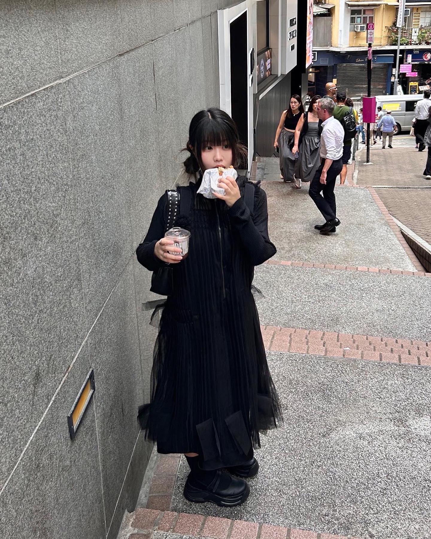 길빵 (길에서 빵먹기)