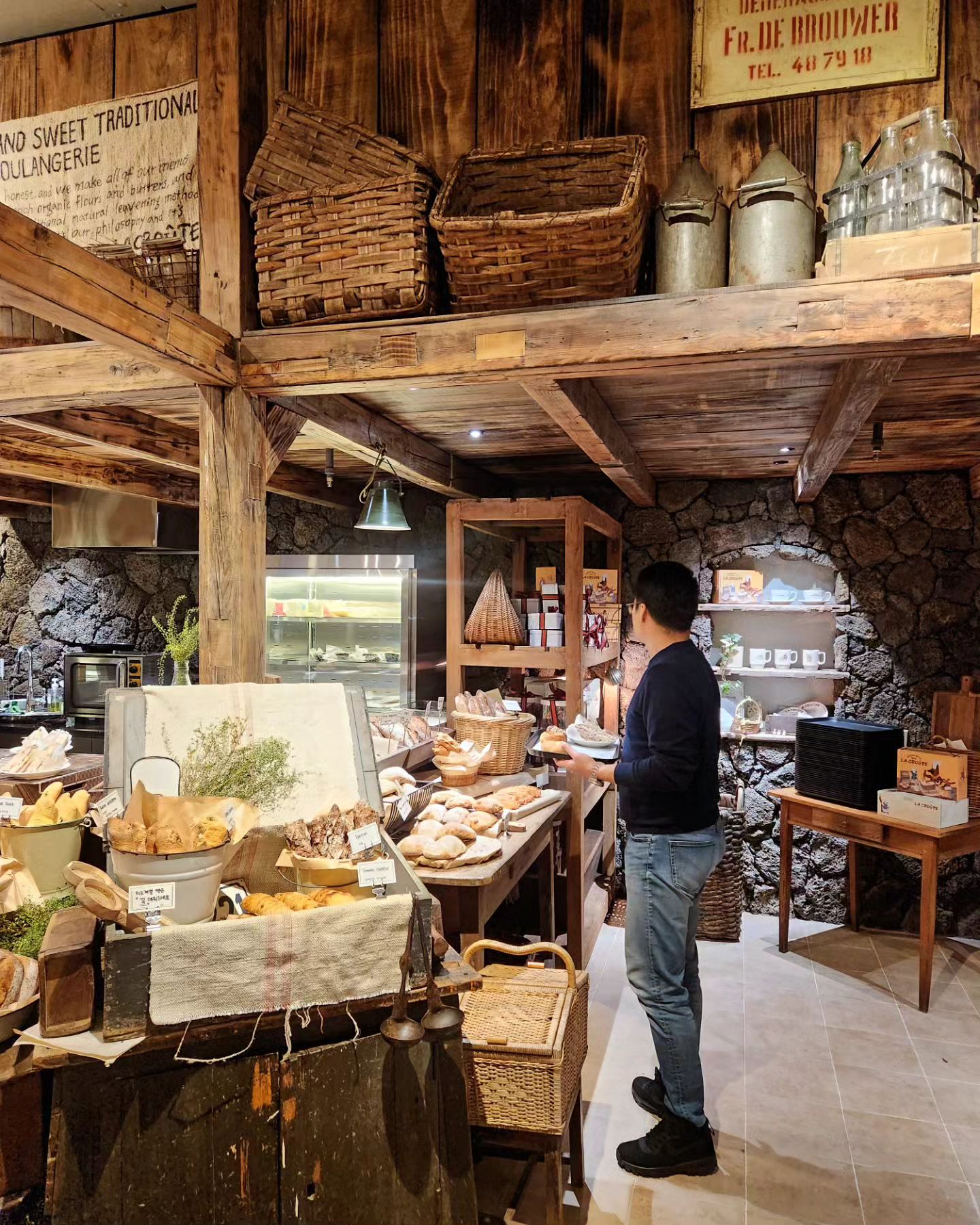 la_croute_seoul 라크루뜨 서울

#베이글리스트 bagelist_seoul 팀의 두번째 베이커리
#라크루뜨 서울 la_croute_seoul 

강서구 발산역 9번출구 사거리 코너에 위치한
노란색의 귀여운 프랑스 빵집같은 라크루뜨 서울 🥐

하드계열의 발효빵부터 페스츄리, 스프까지
그리고 커피와 착즙음료도 있어 브런치로도 완벽한곳!

가오픈 전 다녀왔는데 너무 맛있었던만큼
사심담아 꼭 가보길 추천하는 곳! 특히 잠봉샌디치 JMT💖

올해의 #크리스마스케이크 라크루뜨 서울의 
#파네토네 와 #슈톨렌 으로♡ 패키지도 넘 귀엽다구!
.
.
.
#빵지순례 #잠봉맛집 #빵스타그램 #카페투어
