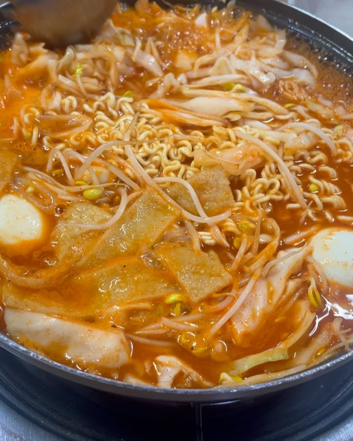 비오는 날은 즉떡 땡기는 날 😎 
성남 태평에 유명한 즉석떡볶이 집에 다녀왔어요 ! 
태평에 사는 사람들은 다 아는 유명한 곳인데 🥰 저도 드디어 가봤습니다 ✌🏻

야채 소, 야끼만두 & 계란 & 라면사리 추가하니 아주 푸-짐 🐷 맛은 순한맛으로 했는데 다음에는 중간맛으로 먹어봐야겠어요 ! 
또또와는 야채도 리필해서 더 넣어 먹을 수 있어요 🥹 쵝오,, 그리고 마무리로 날치알 보끔밥까지 !!!! ♥ 태평가시면 또또와~ 들려보세요☁️🩵

#성남맛집 #성남역맛집 #태평역맛집 #태평맛집 #떡볶이맛집 #성남떡볶이맛집 #맛집추천 #즉떡맛집 #즉떡은사랑입니다