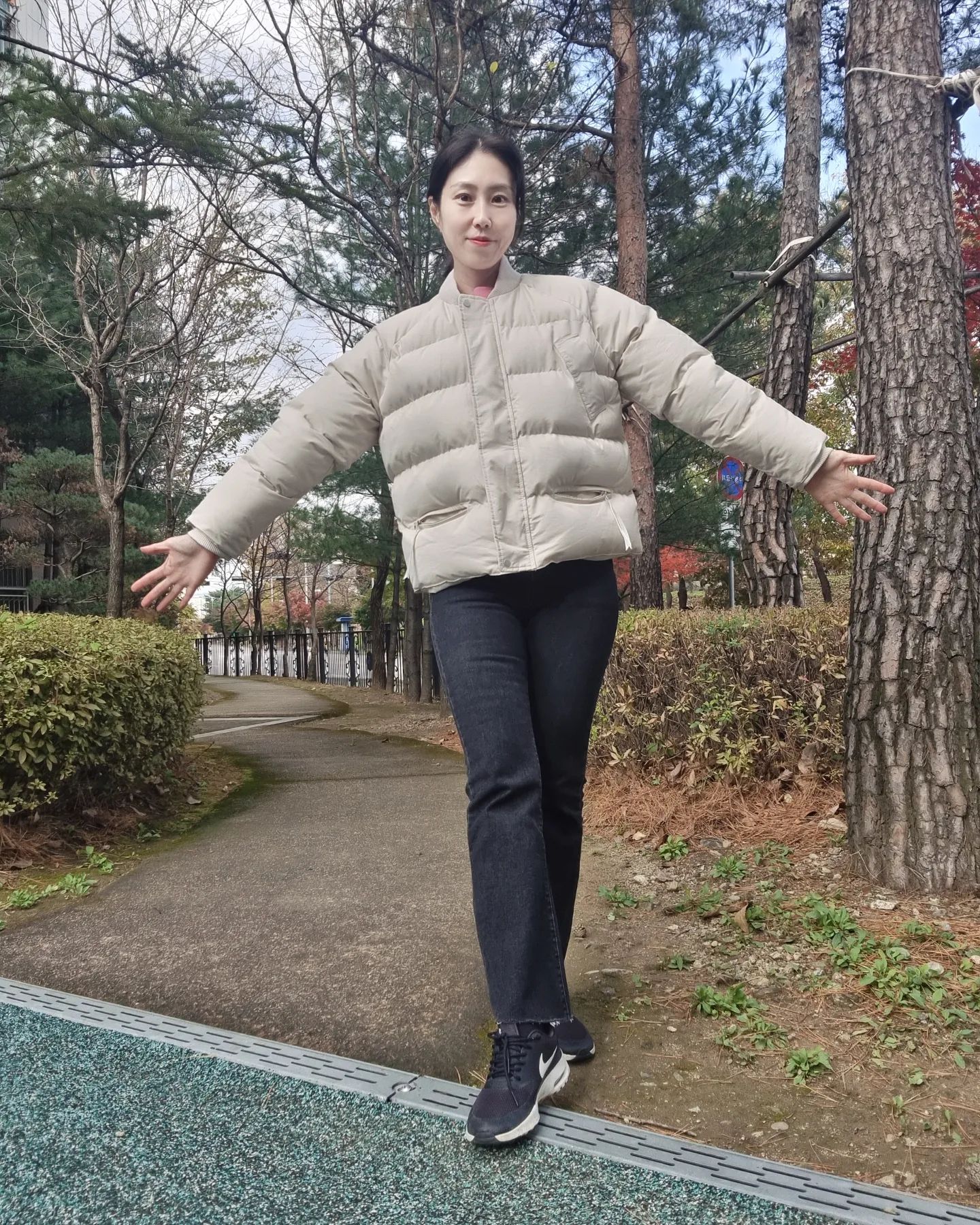 #협찬

급 쌀쌀해진 요즘
아직 너무 두꺼운 외투는 좀 그렇고
가볍고 따뜻한 숏패딩이 딱!

웰론 소재로 부해보임 없이 가볍고 따뜻하고 손목 시보리로 바람까지 완벽 차단

기본 디자인의 숏패딩점퍼라 다양한 아이템과 매치하기도 좋아요~
.
.
.
clicknfunny_official
#클릭앤퍼니 #가을신상 #30대 #40대 #여성의류 #가을데일리룩 #데일리룩