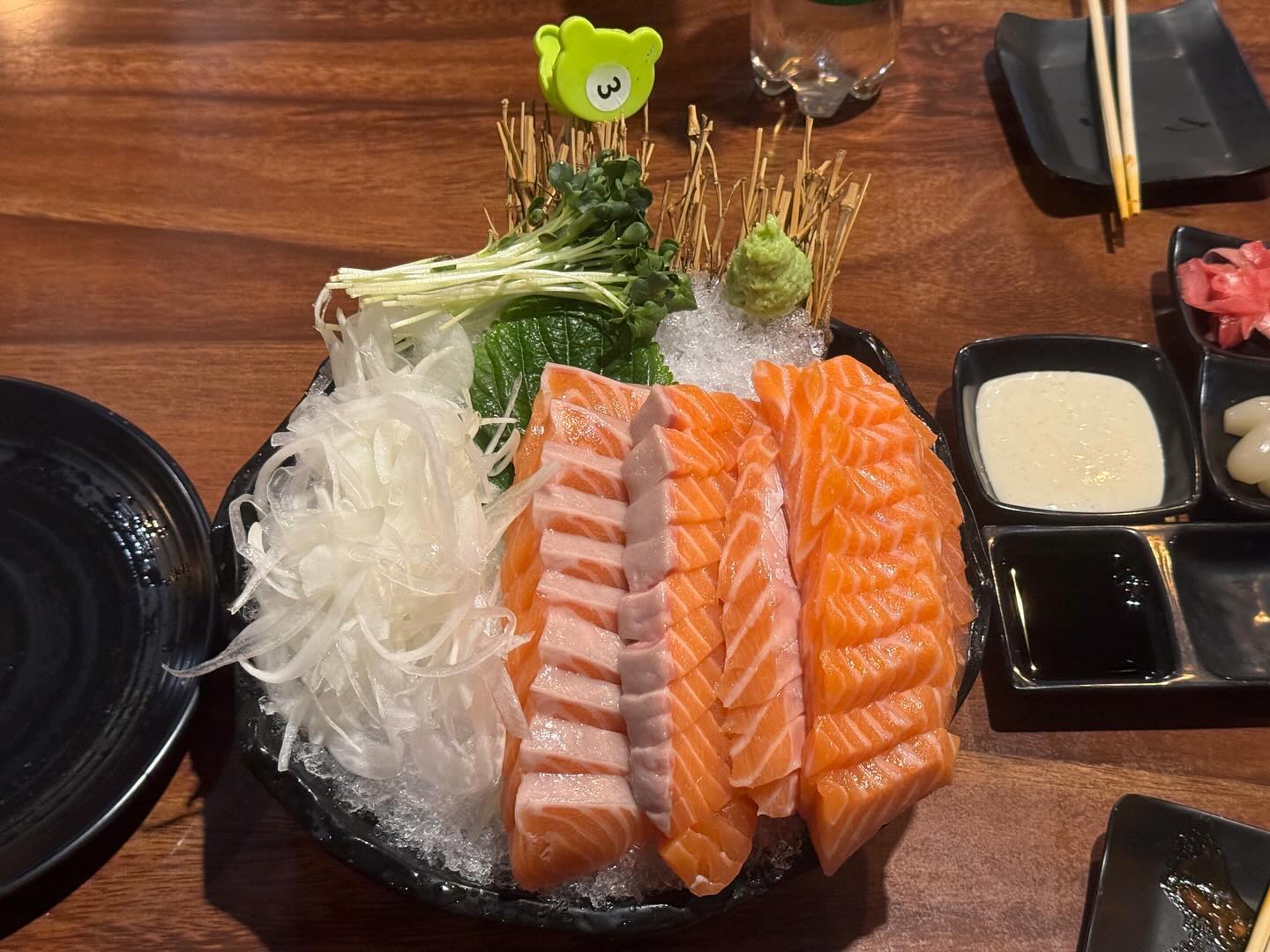 #❤️ .
이번엔 연어를 무한으로🍽️

🐟연어시장 상봉점🐟
 📍서울 중랑구 면목로 484
⏰ 화~일 15:00~24:00 (23:30 라스트오더), 매주 월요일 정기휴무
 📞0507-1364-4405
 ✔️포장, 예약, 단체 이용 가능
📋MENU📋
 무한리필 2시간 1번세트 생연어 무한 1인 21,900₩
 불라면 4,000₩

 요즘 나와 웬만한 맛집들을 뿌시고 다니는 먹메이트가 있는데, 갑자기 연락이 와서 연어를 먹어야겠다고 나를 꼬셨다.
 연어? 요즘 배달 잘 되니까 배달해먹으면 되지 않은가?했는데, 꼭 무한리필로 먹어야겠다는 의지가 강했다.
 그렇게 갑자기 소환되어 찾게 된 연어시장!

 애초에 물고기보다는 육고기를 좋아하는 사람이지만, 연어라면 말이 다르지!
 얼마 전까지만 해도 연어 가격이 너무 비싸서 연어를 무한리필로 즐기지 못하는 곳들이 많았는데, 이제는 조금 완화가 되었는지 연어시장에서는 꽤나 저렴한 가격에 연어를 즐길 수 있었다.

 기본 세팅으로 김치전과 떡볶이가 나오는데, 왜 인지 계속해서 끌리는 맛이라 연어가 나오기 전부터 뭔가를 계속 주워먹었다.

 연어는 굉장히 화려하게 플레이팅 되어 나오는데, 기본 제공되는 첫 접시부터 아끼지 않고 한가득 담아주셨다.
 무한리필의 저품질 연어가 아닌, 정말 탱글하고 기름진 연어가 나와서 너무 맛있고 행복하게 즐길 수 있었다.

 마무리로 매콤한 불라면까지!
 사실 맵덕후 입장에서 그렇게 매운 라면은 아니었지만, 숙주가 들어있어서 속이 풀리는 깔끔한 맛이 참 좋았다.
.
.
.
.
.
#먹스타 #맛집스타그램 #맛스타그램 #상봉맛집 #상봉술집 #상봉연어 #상봉연어시장 #상봉횟집 #상봉연어맛집 #상봉연어무한리필 #상봉동맛집 #상봉동연어 #상봉동횟집 #상봉무한리필 #상봉동무한리필 #연어무한리필 #연어무한리필맛집 #상봉역맛집 #상봉역무한리필 #상봉역연어무한리필 #내돈내산 #상봉내돈내산 #상봉내돈내산맛집 #내돈내먹 #상봉내돈내먹 #상봉내돈내먹맛집 #연어시장상봉점 #🍽 

#ezc_맛집_일식