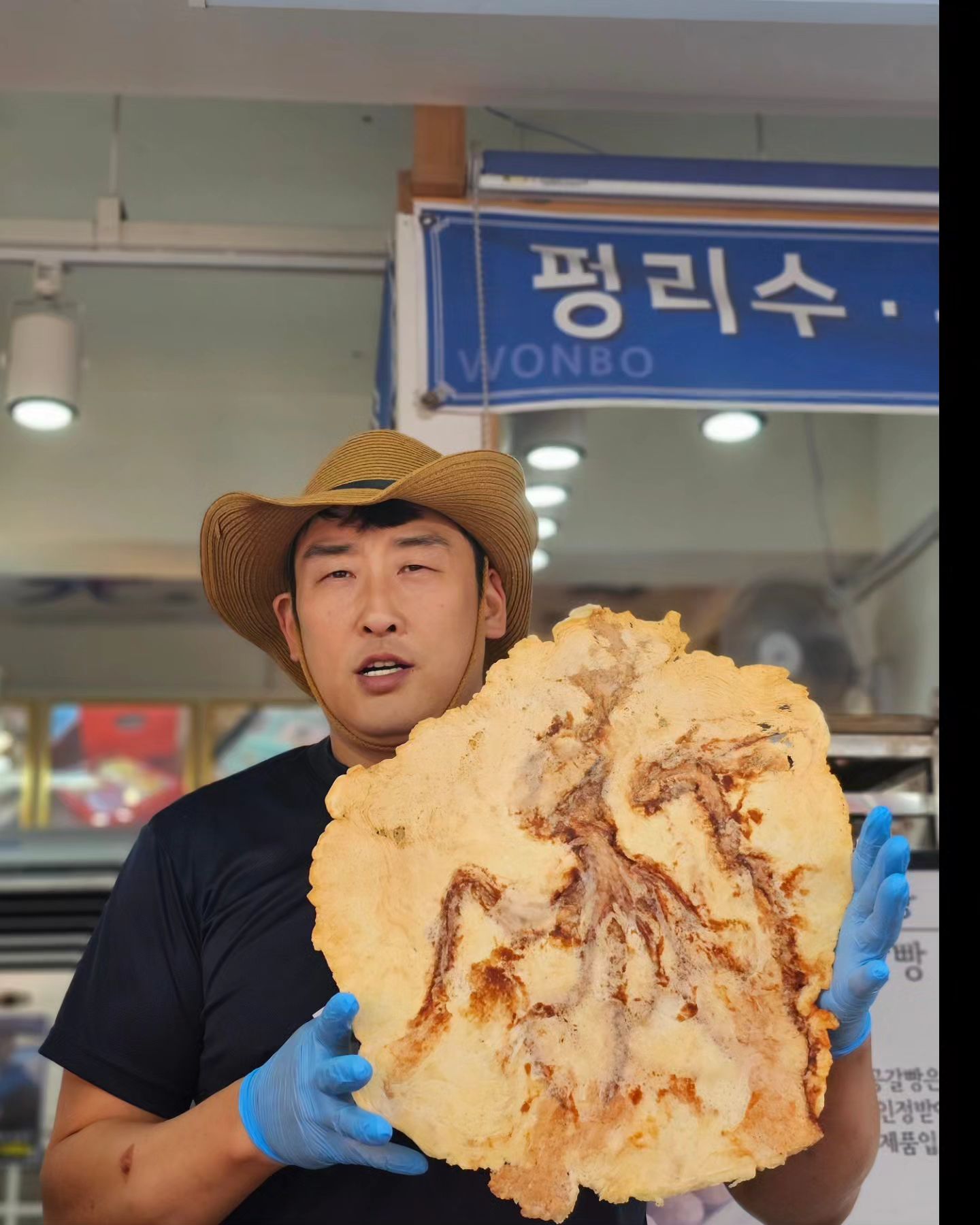 #첫줄

우와~~~~~!!!!!!!
엄청 큰 센베이닷!
인천 차이나타운 오면 꼭! 먹어야 한다는데?
원보병가 암모나이트 센베이 
먹어봅시다~~~😋
.
.
.
.
.
📸  Galaxy S23 Ultra
🔅instagram_ poiuy0poiuy
🔅tiktok_poiuy0poiuy0

#차이나타운암모나이트본점