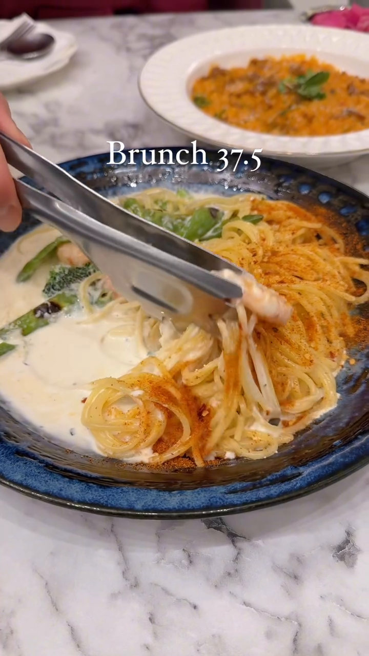 서울식물원 근처 ㄹㅇ맛있는 브런치 집!🍽️
내부 분위기부터 고오급짐이 풍겨오는 곳
메뉴가 다양해서 골라먹는 재미! “브런치37.5”
꾸덕한 파스타도 맛있고 고기 잔뜩 들어가서
풍미 오지는 로제 리조또 완전강추👍🏻👍🏻
직원분들도 매우 친절하시고 너무 청결해서 좋음!
양식 땡길때 찾아가고 싶은 곳이자냐💛
⠀
⠀
⠀
📍 서울 강서구 공항대로 103 판매시설 2동
🕑 매일 09:30 ~ 20:30
(Break time 15:30-17:00)
⠀
⠀
정통 미국식 브런치 (16.5)
채끝등심 스테이크 (39.5)
명란오일 파스타 (15.9)
알리오올리오 파스타 (14.5)
리코타치즈샐러드 (15.5)
로제비프 리조또 (15.9)
37.5떡볶이 (14.9)
철판비프 김치볶음밥 (15.9)
⠀
⠀
⠀
⠀
⠀
⠀
#마곡브런치 #마곡역맛집 #마곡카페 #브런치375 #마곡나루맛집 #마곡파스타맛집 #서울식물원카페
⠀