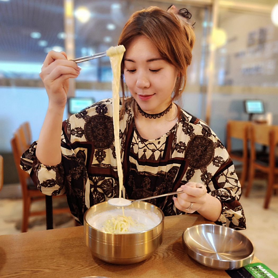 여름철 별미는 뭐다?! 바로 바로 콩국수!
❣️청하칼국수❣️

여긴 왕만두가 들어간 칼국수가 최애인곳인데 이번에 콩국수를 새로 개시했다고 해서 바로 고고 ㅎㅎ

국내산 백태로 만들어 맛은 고소하고 진하면서도 걸쭉하지않아 두유처럼 부드럽게 목넘김이 넘 좋은 콩국수로 여름맞이 시작!

콩국물이 이렇게나 많은데 남기면 아까워 어쩌지? 했는데 그런 걱정 무색하리만큼 남는건 1도 없었다고 한다....😂 이걸 언제 다 먹었지? 나도 모르게 폭풍흡입ㅎ

칼국수 콩국수에 김치 조합이면 사실 더 이상 볼 것 도 없는 끝판왕이지만... 그래도 매장에서 즐길 수 있는 식사메뉴로는 해물순두부, 차돌된장찌개,  돌솥제육덮밥, 차돌육개장, 사골만두국, 황태해장국 등  이 있어 누구나 취향에 맞는 음식 하나쯤은 있으니 단체 모임도 문제없음👍ㅎㅎ

chunghanoodle

#협찬 #MBC맛집 #SBS맛집 #DMC맛집 #청하칼국수 #콩국수맛집 #여름음식 #상암동맛집 #마포구맛집 #디지털미디어시티역맛집 #칼국수맛집 #리뷰노트 #직장인점심메뉴 #오늘점심뭐먹지