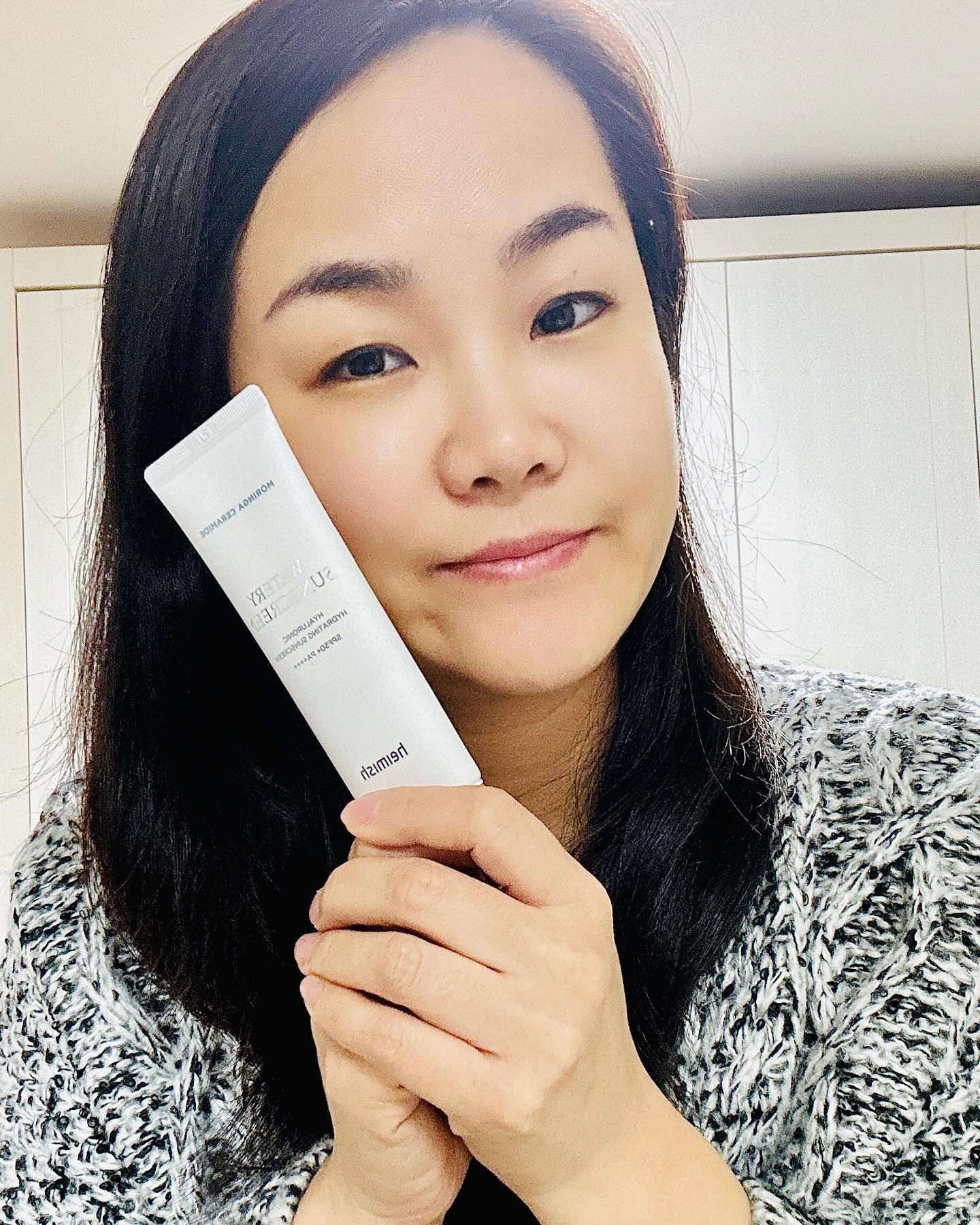 heimish_cosmetic 

✨헤이미쉬 SUN CARE WATERY SCREEN 

수분 에센스 함량 73% 
모링가 세라마이드 히알루론산 워터리 자외선 차단제 

모링가 세라마이드와 
저분자 히알루론산이 함유되어 
저의 피부에 바른 듯 
안 바른 듯 한 
느낌인데 
촉촉한 수분감과 
얼굴에 반짝이는
빛을 주네요 ❤️

겨울에도 자외선은 강한 거 
아시죠? 
전 매일 바르는데 
특히 야외 나가서는
몇시간마다 주기적으로 
발라주고 있어요. 

올 겨울 모링가 세라마이드
히알루론산 워터리 자외선 차단제로 
촉촉하게 자외선 차단하세요. ✨✨

 #헤이미쉬 #heimish #헤이미쉬모링가세라마이드선스크린 #보습크림 #선크림 #보습크림