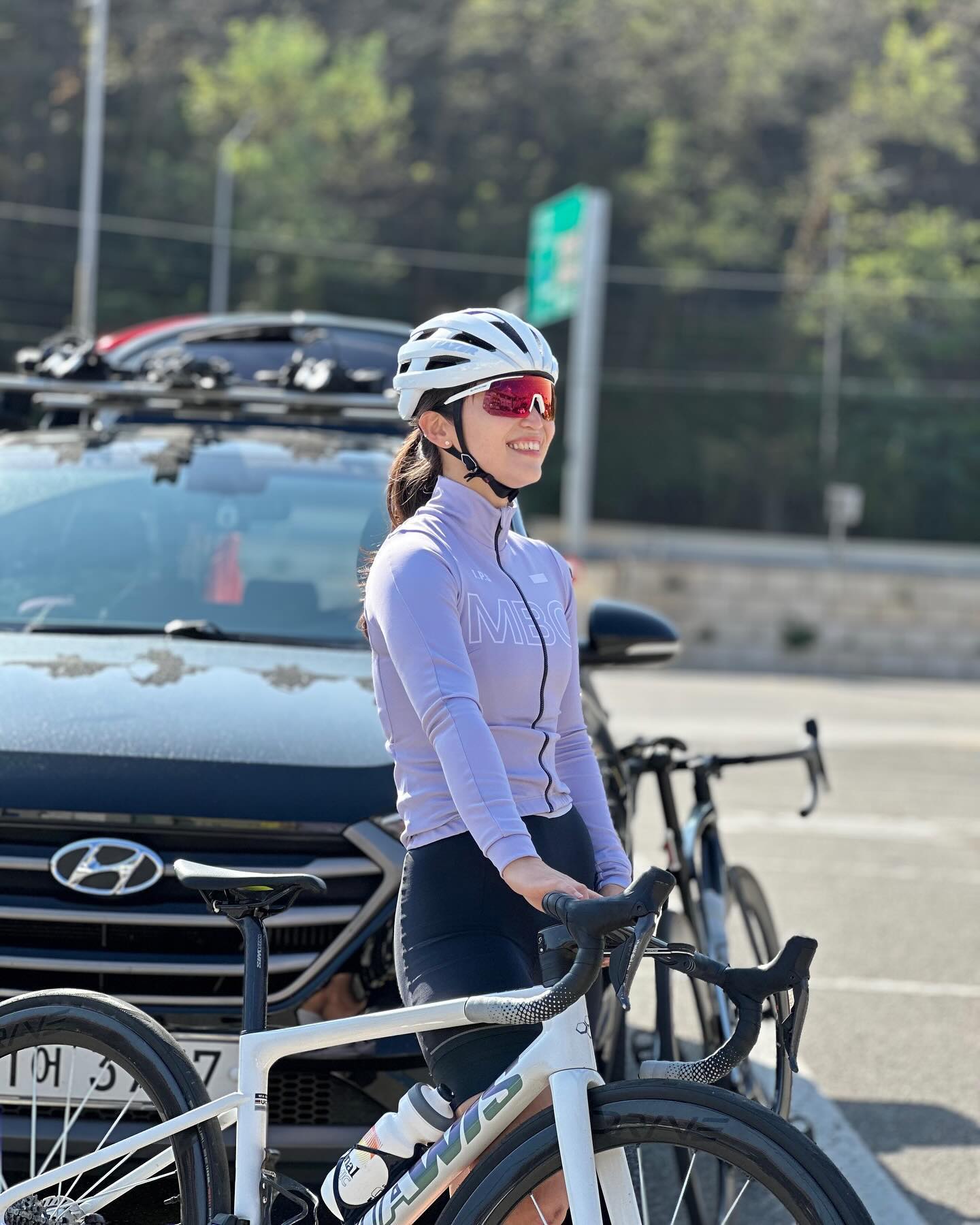 🚴🏻‍♀️
요즘 핫한 그(그녀)의 고향, 강화도에서 라이딩🙃
카페도 두번 가고 겁나 맛있는 버섯칼국수도 먹고
햇살도 너무 좋아서 노곤노곤💚
I am 행복이에요
마지막 먼지 아시는 분😆

⠀

#위아위스 #래디컬프로 #위아위스래디컬 
#레이저헬멧 #레이저스피어 #시마노클릿슈즈 #시마노 
#riding #cyclinglife #cyclingshots #cycletouring 
#자전거 #자전거라이딩 #라이딩 #cycling #근전환훈련 
#필레이디 #필레이디_솔라씨