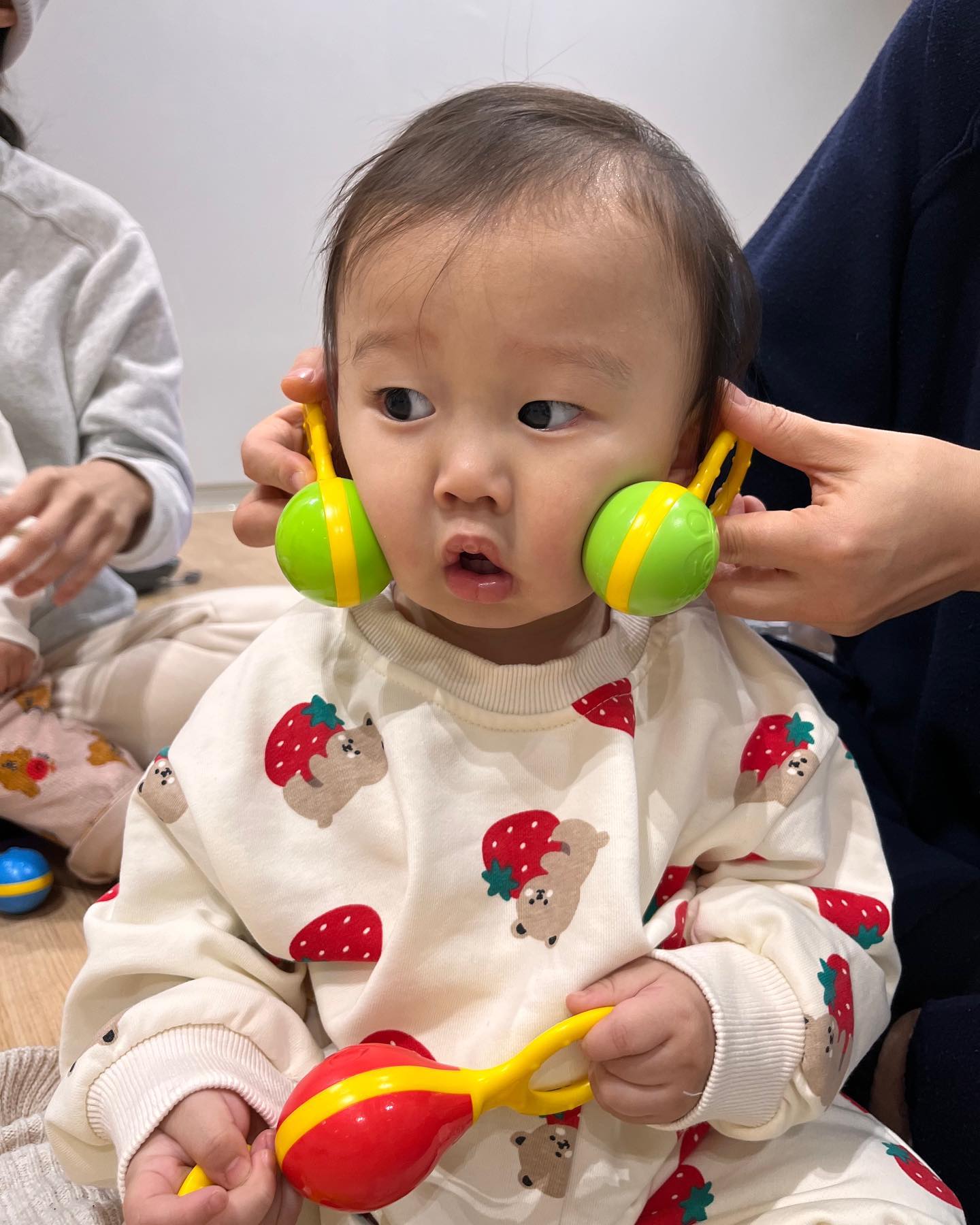 오랫만에 아인문센 
.
.
우리 알밤이 
음악 수업 좋아하네? 
선생님이 피아노도 직접 
쳐 주시고! 
신나게 음악놀이 했다! 
.
.
다양한 악기 만나보는 
시간~ 
거기에 귀여움은 덤! 😘