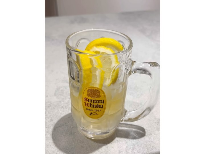 _
1. 하루의 마무리는 시원한 #하이볼 🍋 한잔
2-5. #티라노가든 🦖과 함께하는 저녁은 고기 반찬이 필수. 멸치부터 다 먹고 밥 먹고 고기 뜯고 입가심으로 오이를 먹네 😮 순서가 뭐가 중요한가… 잘 먹었으니 다행이야 ㅋㅋㅋ
6. 씻기 전에 바닥 청소하는데 자기가 한다며 여기저기 잘 닦네. 안방으로 가서 침대 밑을 슥슥 닦으며 ”여기가 먼지가 많지. 나머지는 엄마가…“ 하며 주고 가는데 볼수록 신기한 4살이여 🫢
_
_
#토요일 #정주부 #저녁밥 #아기와함께하는일상