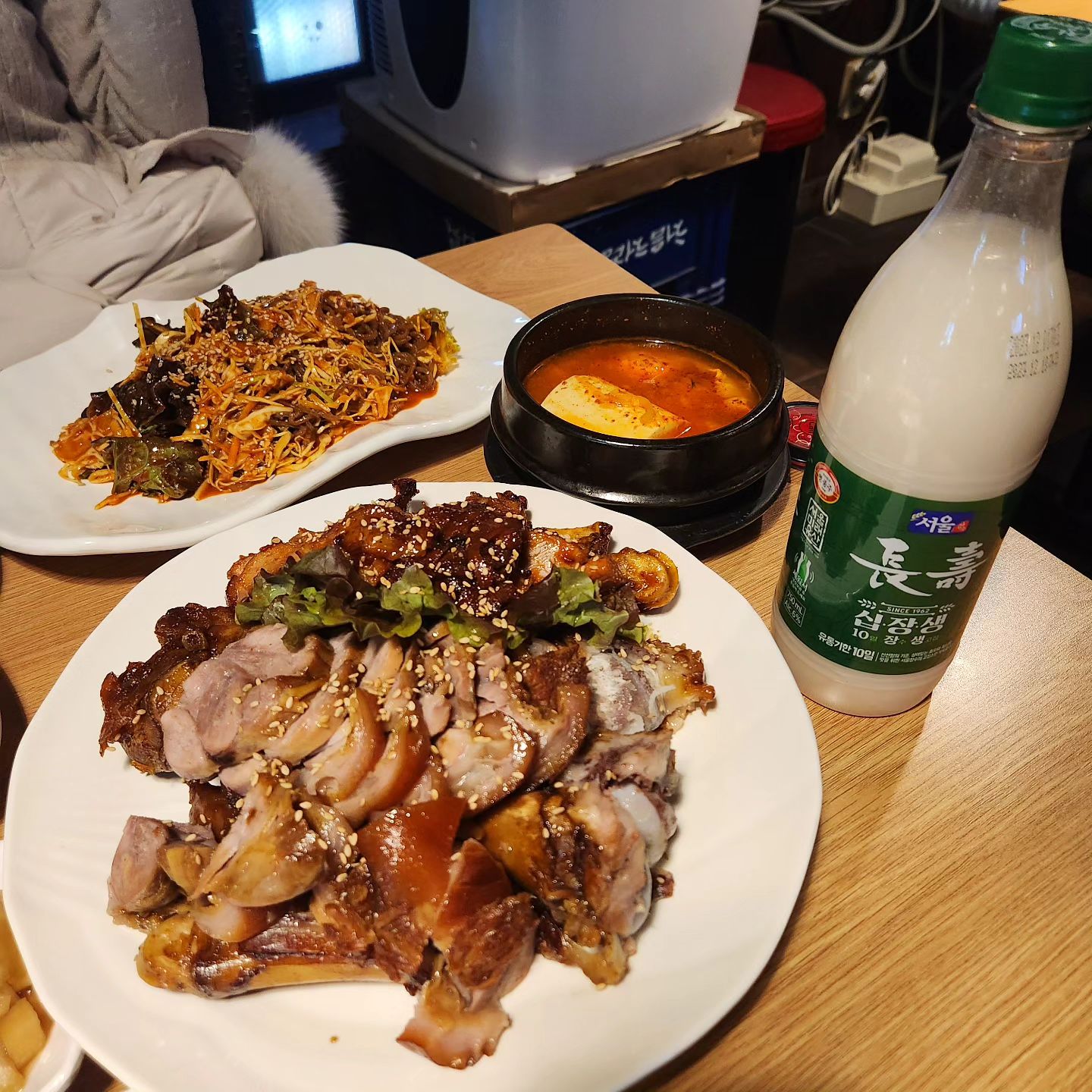 🍽

갓성비 족발집

반반 족발로 다양하게 즐길수 있는 송이족발
막국수 면도 쫄면과 메밀면 중 선택이 가능하고 매운맛도 고를수 있어요

야들야들 기본족발에 불족까지 존맛!
세트메뉴로 반반 족발과 순두부찌개에 막국수까지 갓성비 인정-!

족발집인데 호프집 분위기로 편하게👻

송이족발 구로점

#송이족발 #송이족발구로점