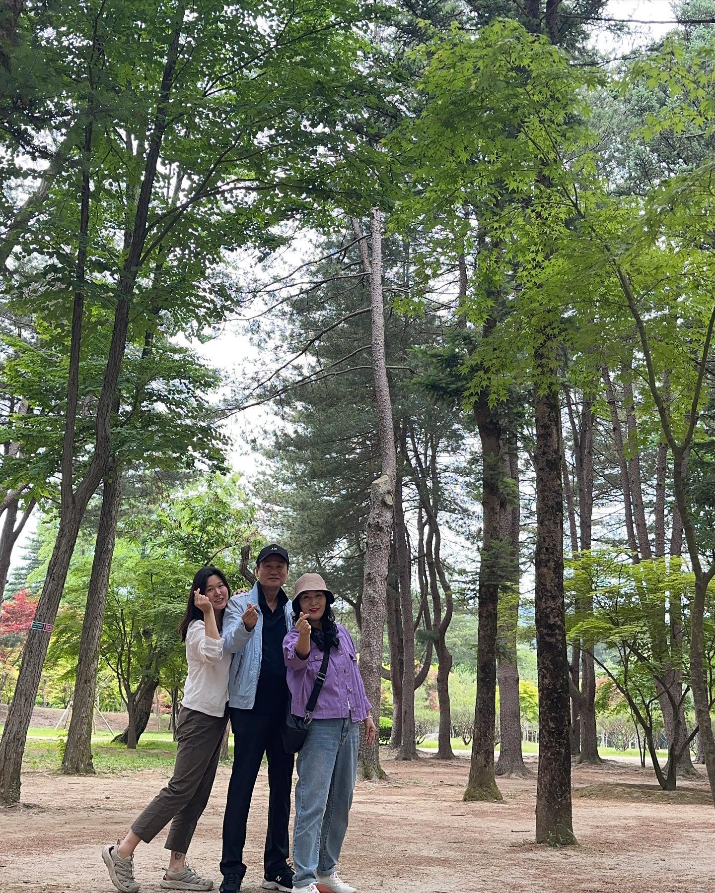 7년째 회사다니다보니 35년째 한 회사에서 높은자리까지 근무한 아빠가 세상에서 제일 존경스러워지고, 혼자사는 독립4년차 되다보니 삼시세끼 구첩반상에 세상 예쁘게 살림하는 엄마가 경이로울지경이다. 나 잘나서 큰 줄 알았는데 대단한 사람 둘이서 날 사람만든거구나를 나이먹어가며 깨닫는다. 엄마아빠만큼 사람을 잘 길러낼 수 있는 대단한 사람이 아니라서 나는 결혼도 육아도 여전히 남일 보듯 하지만 그래도 내가 부모가 된다면 적어도 우리부모님하는 만큼은 해주고 살아야지 생각한다.