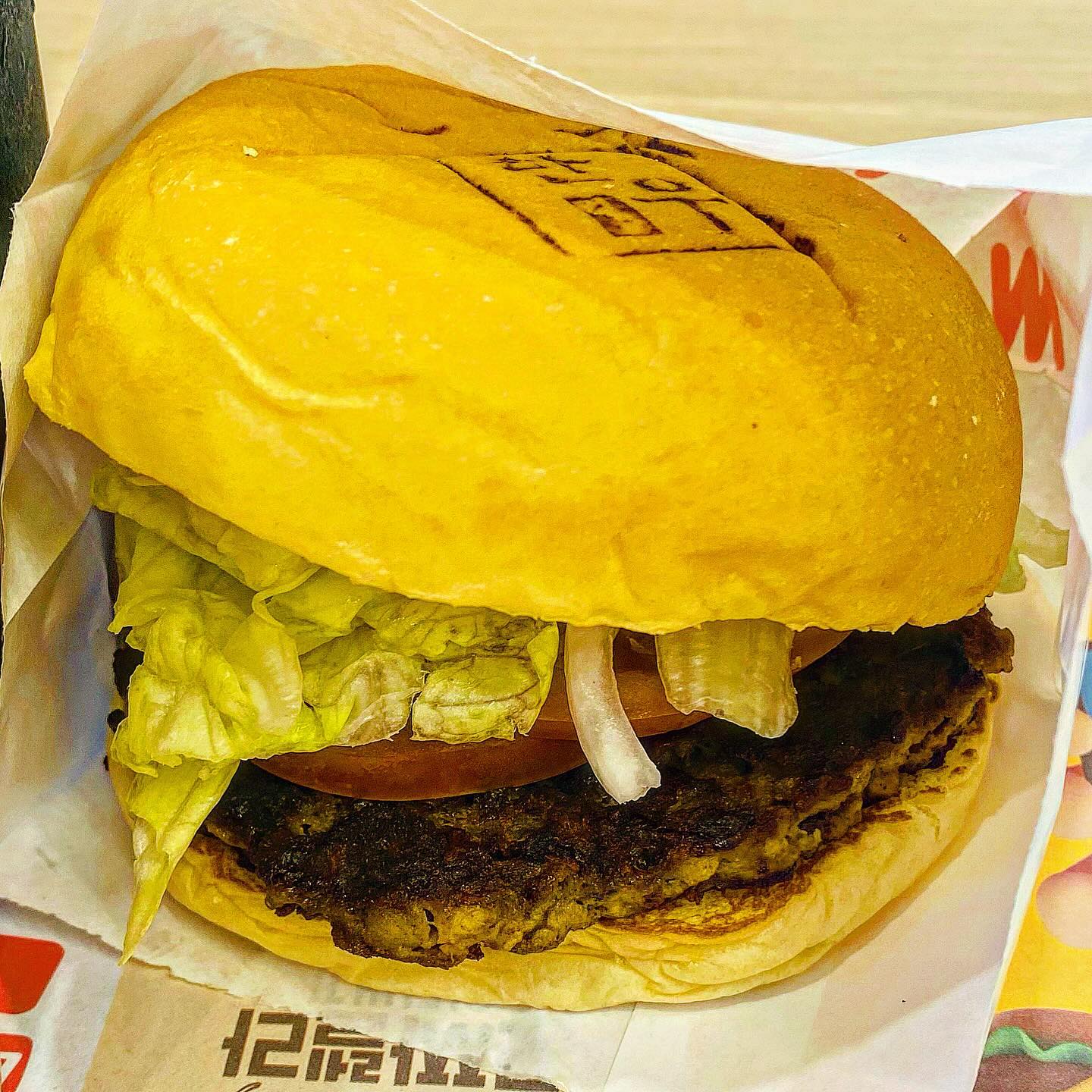 간식은 간단히 묵직하게 🍔
#오간추 #롯데리아 #한우불고기버거 

💛패스트푸드에 한우라니?!🙊

💛한우 불고기 패티라서 그런지 육즙이 풍부하고 달콤하면서도
짭조름한 불고기 양념이 잘 배어 있었습니당
푸릇푸릇 신선한 양상추,슬라이스 된 토마토🍅와 함께 맛을 전체적으로 조화롭게 만들어 주네용

💛한국의 맛과 #바쁘다바빠현대사회 현대적인 패스트푸드의 조화를 이루고자 하는 사람들에게 인기가 많을듯하네용
특히 외국인 친구들에게 추천👍👍

@@같이 먹으러 가고 싶은 친구 태그하기@@
 
#간식#추천 #롯데리아 #한우불고기버거 #한우#버거 #고기좋아